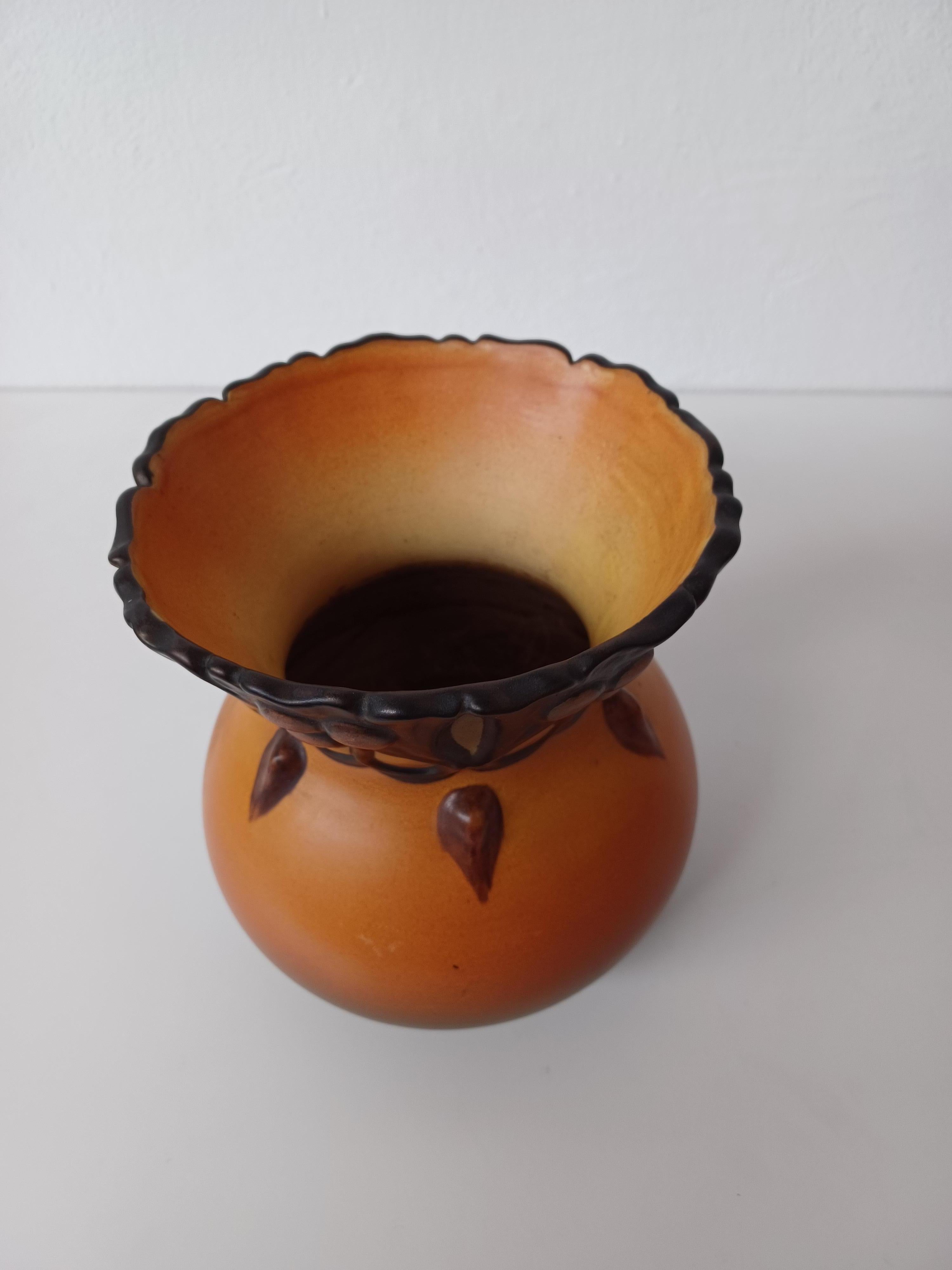 Jarrón danés Art Nouveau de estilo licio fabricado a mano por P. Ipsens Enke entre 1875 y 1903

P. Ipsens Enke (1843 - 1955) fue un fabricante danés de gran éxito que, especialmente durante la primera parte del siglo XX, consiguió atraer a varios