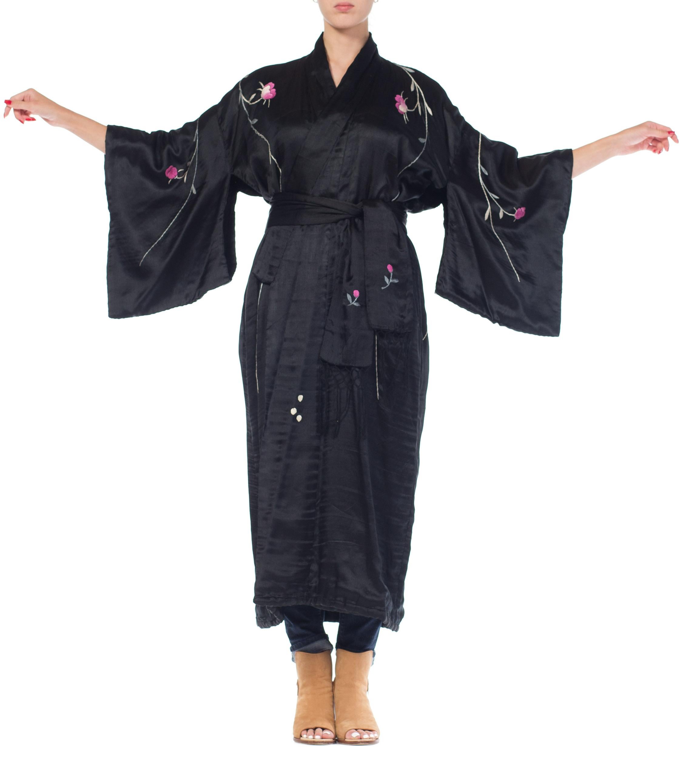 1900er Handbestickter antiker edwardianischer Pfau aus Seide  Der Kimono-Wandleuchter im Angebot 7