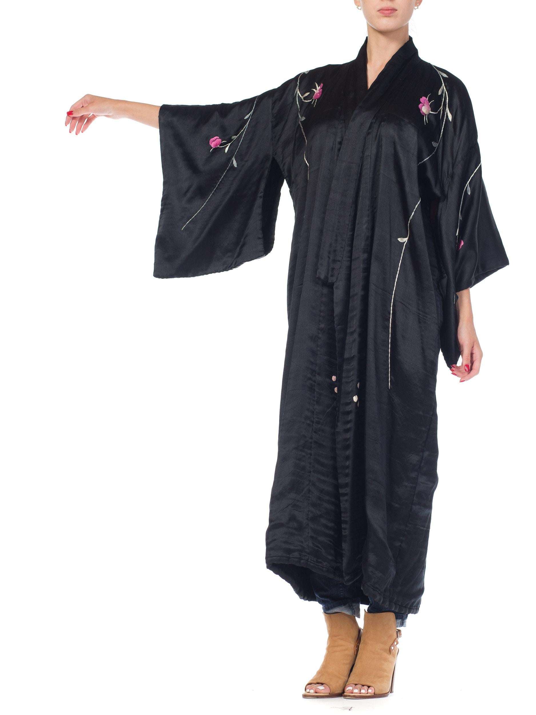 1900er Handbestickter antiker edwardianischer Pfau aus Seide  Der Kimono-Wandleuchter (Schwarz) im Angebot