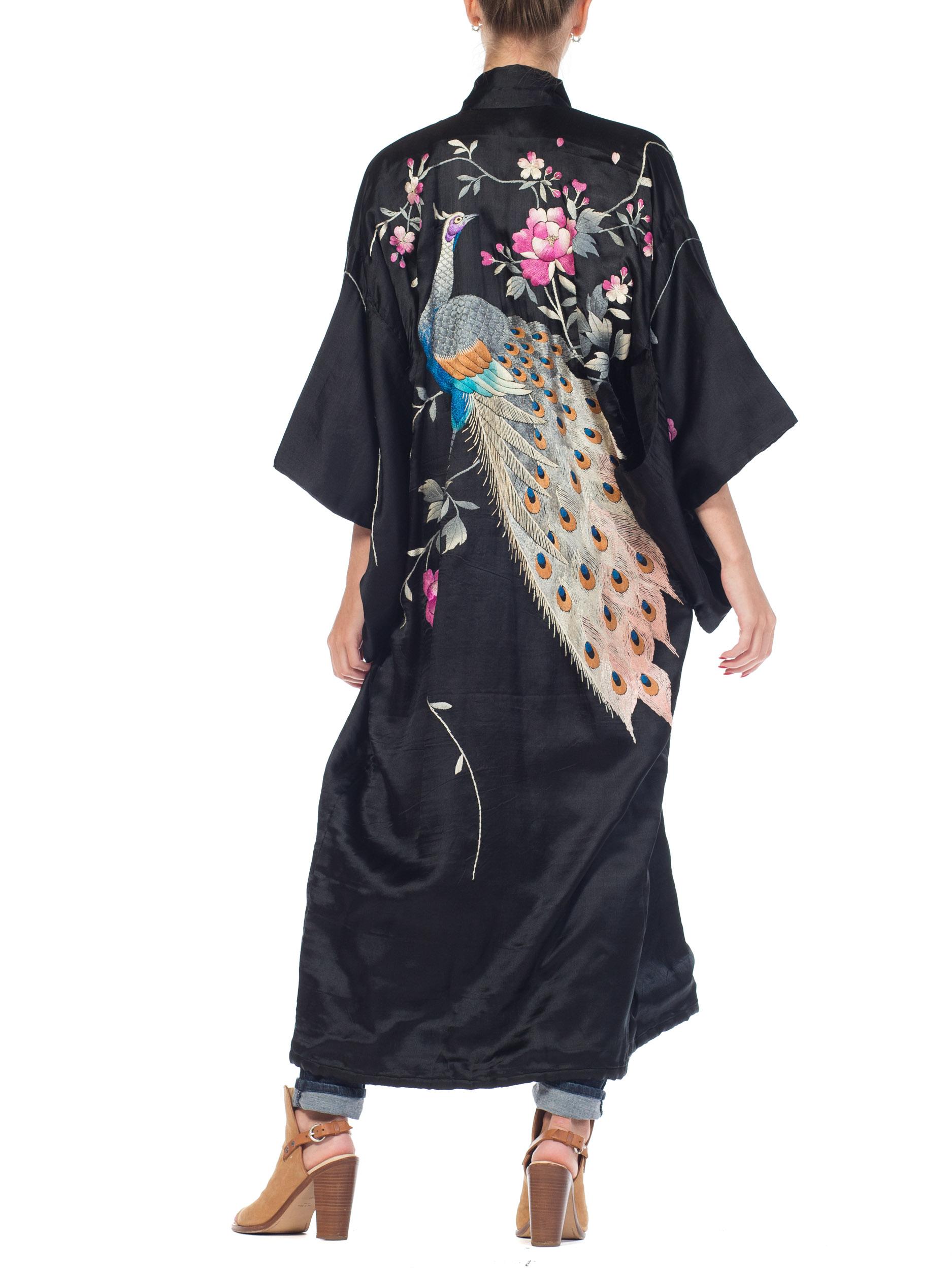 1900er Handbestickter antiker edwardianischer Pfau aus Seide  Der Kimono-Wandleuchter im Angebot 3
