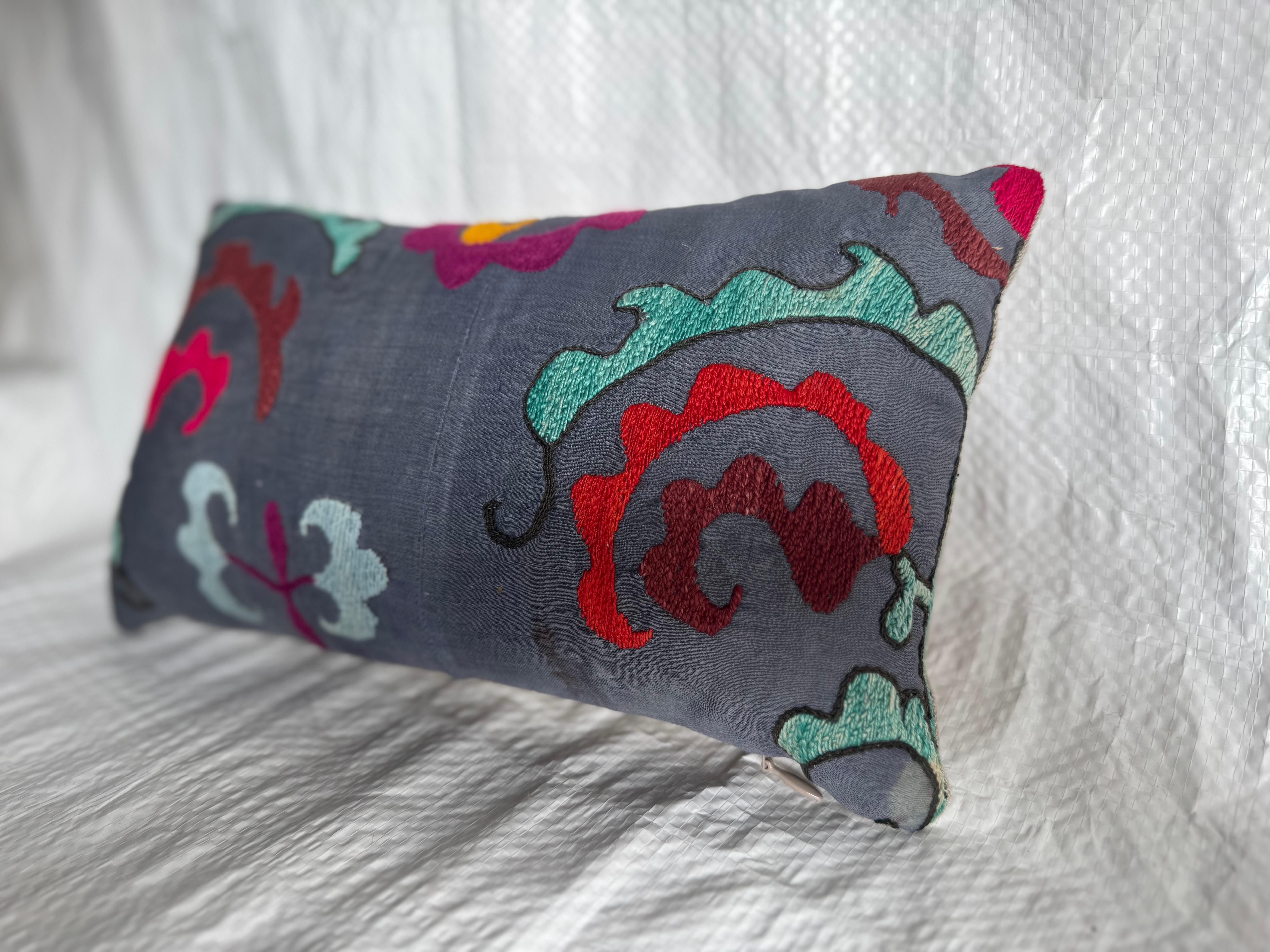 Uzbeko 1900s Hand-Embroidered Suzani Pillow in vendita