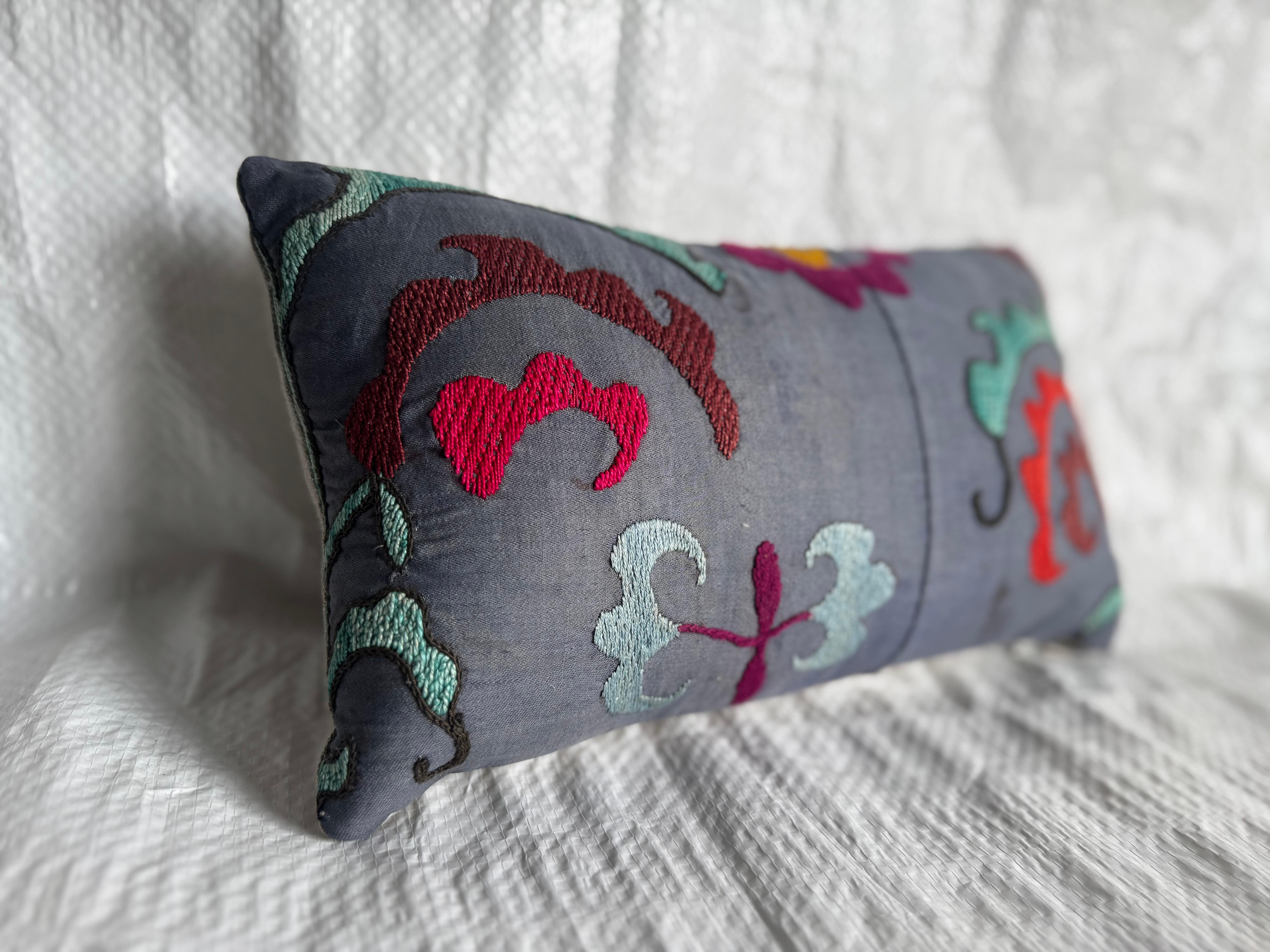 1900s Hand-Embroidered Suzani Pillow In condizioni buone in vendita a Los Angeles, US