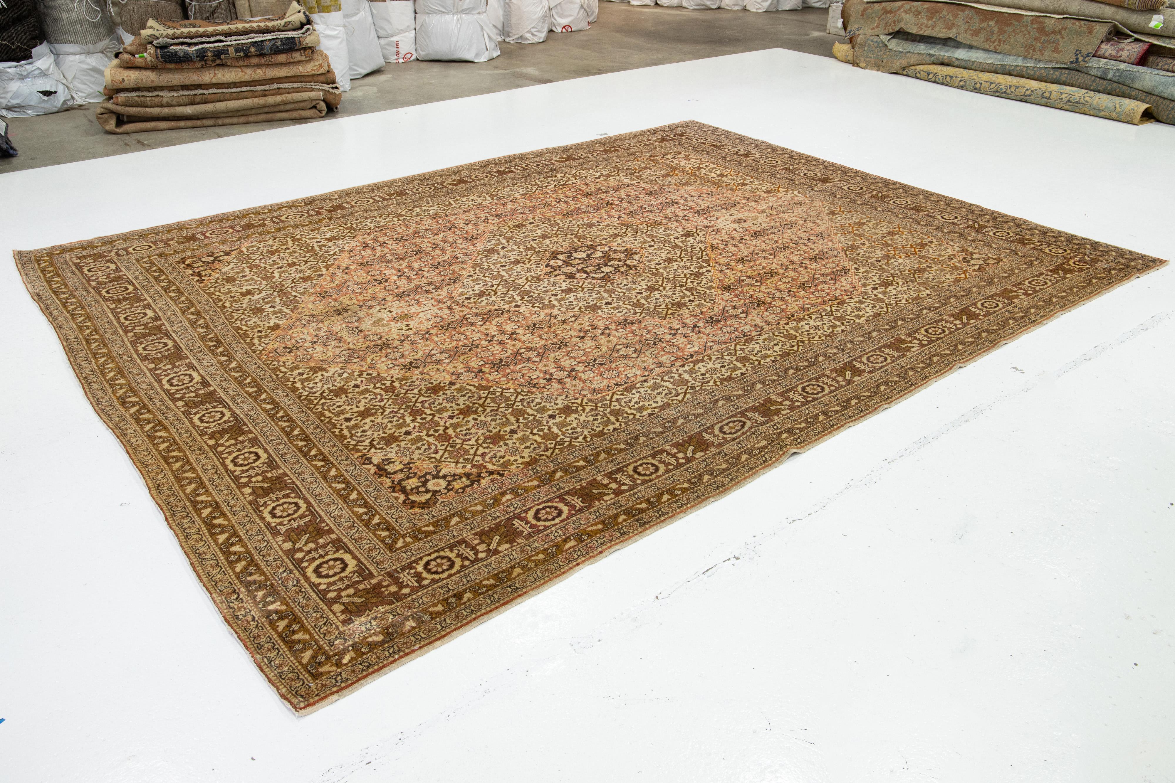 1900s Handmade Persian Tabriz Wolle Teppich In Beige mit Allover-Design (Persisch) im Angebot