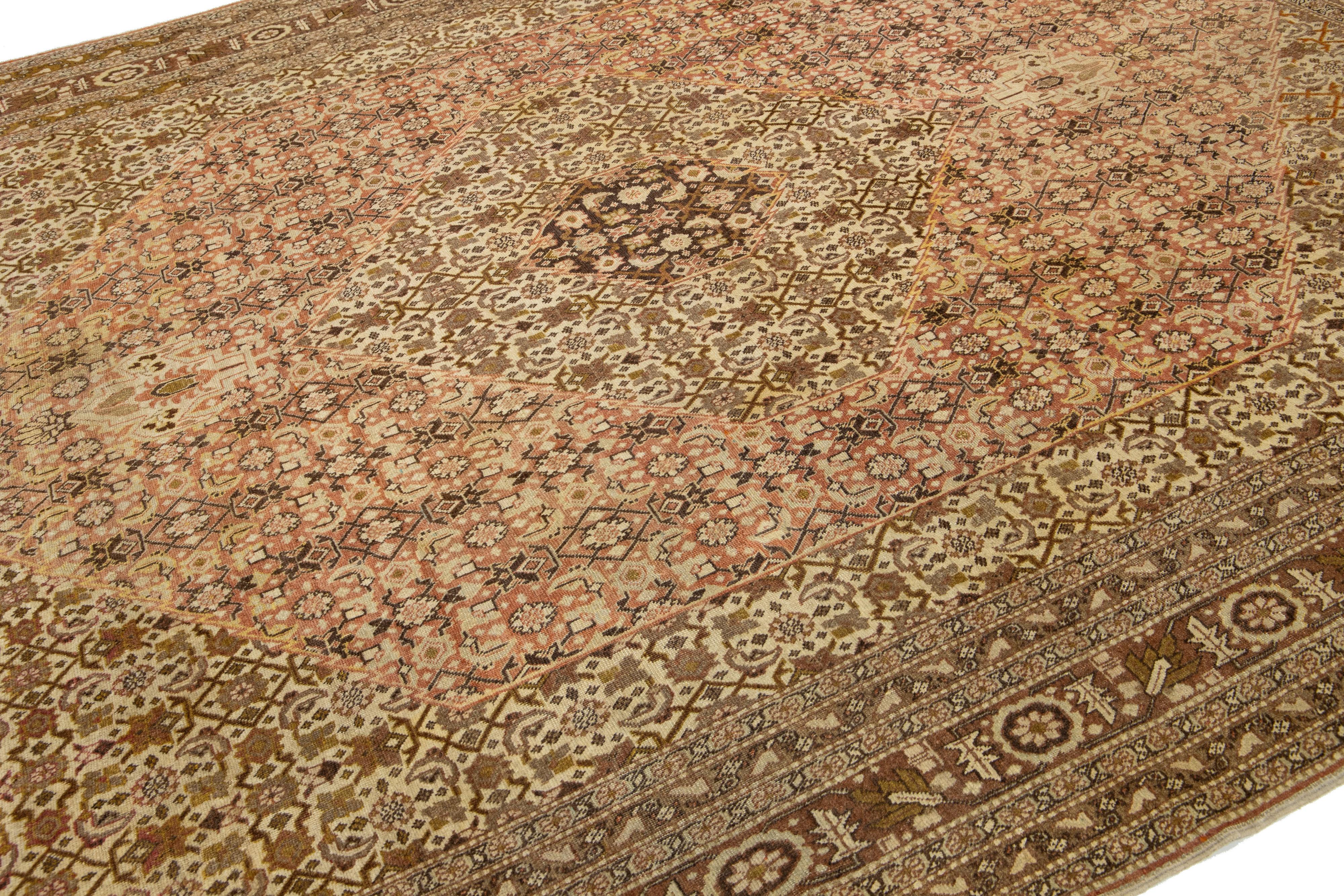1900s Handmade Persian Tabriz Wolle Teppich In Beige mit Allover-Design im Zustand „Gut“ im Angebot in Norwalk, CT