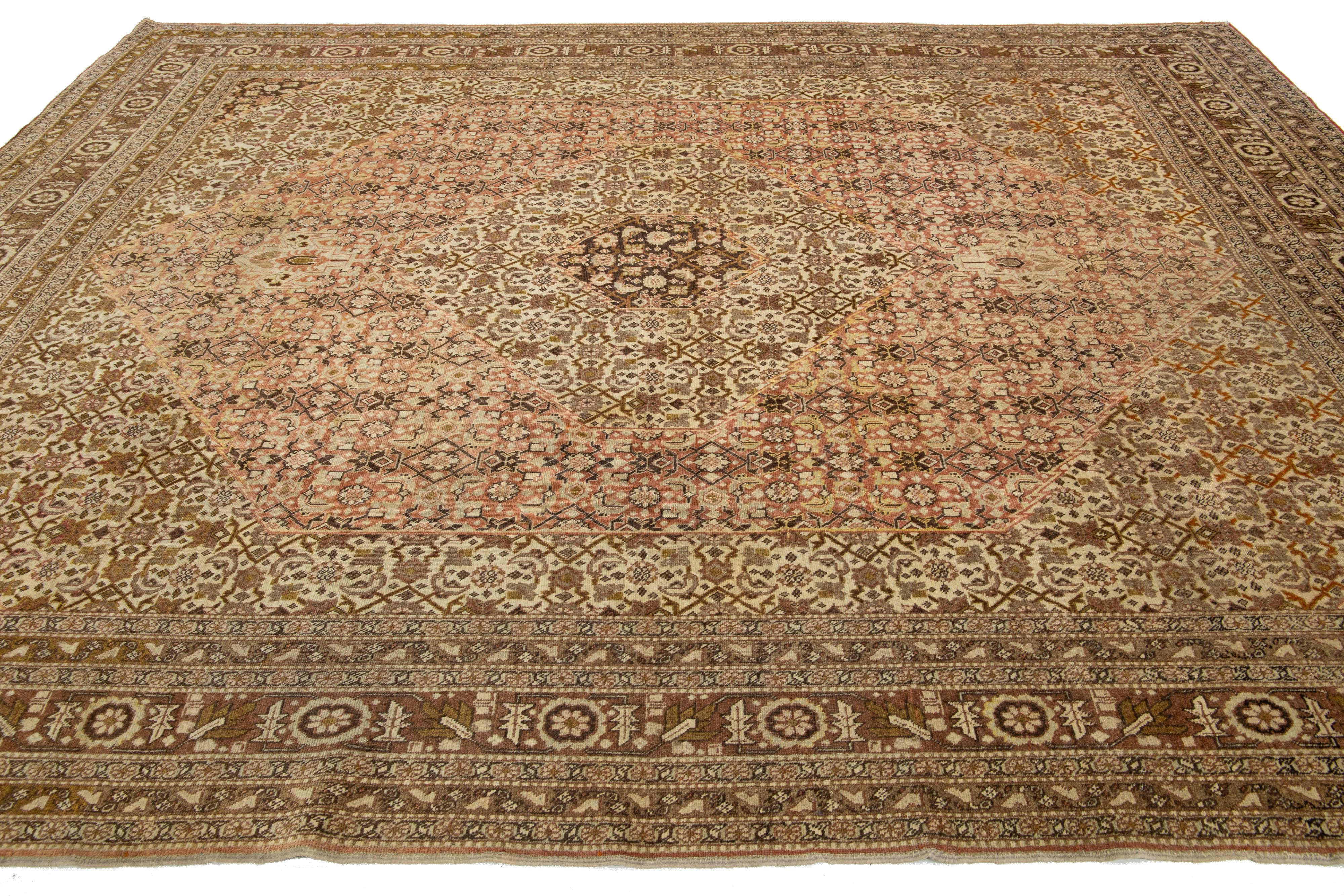1900s Handmade Persian Tabriz Wolle Teppich In Beige mit Allover-Design (20. Jahrhundert) im Angebot