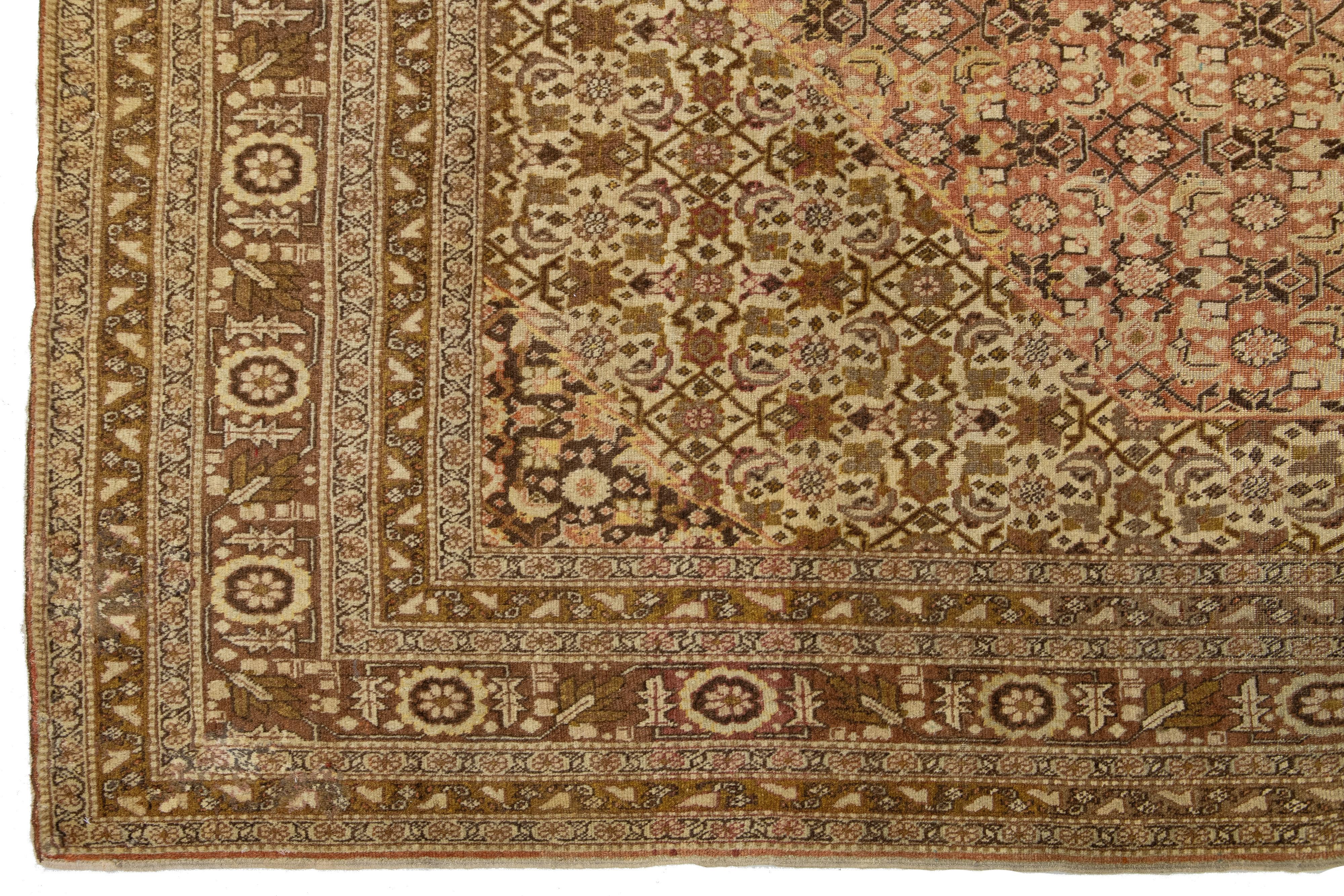 1900s Handmade Persian Tabriz Wolle Teppich In Beige mit Allover-Design im Angebot 1
