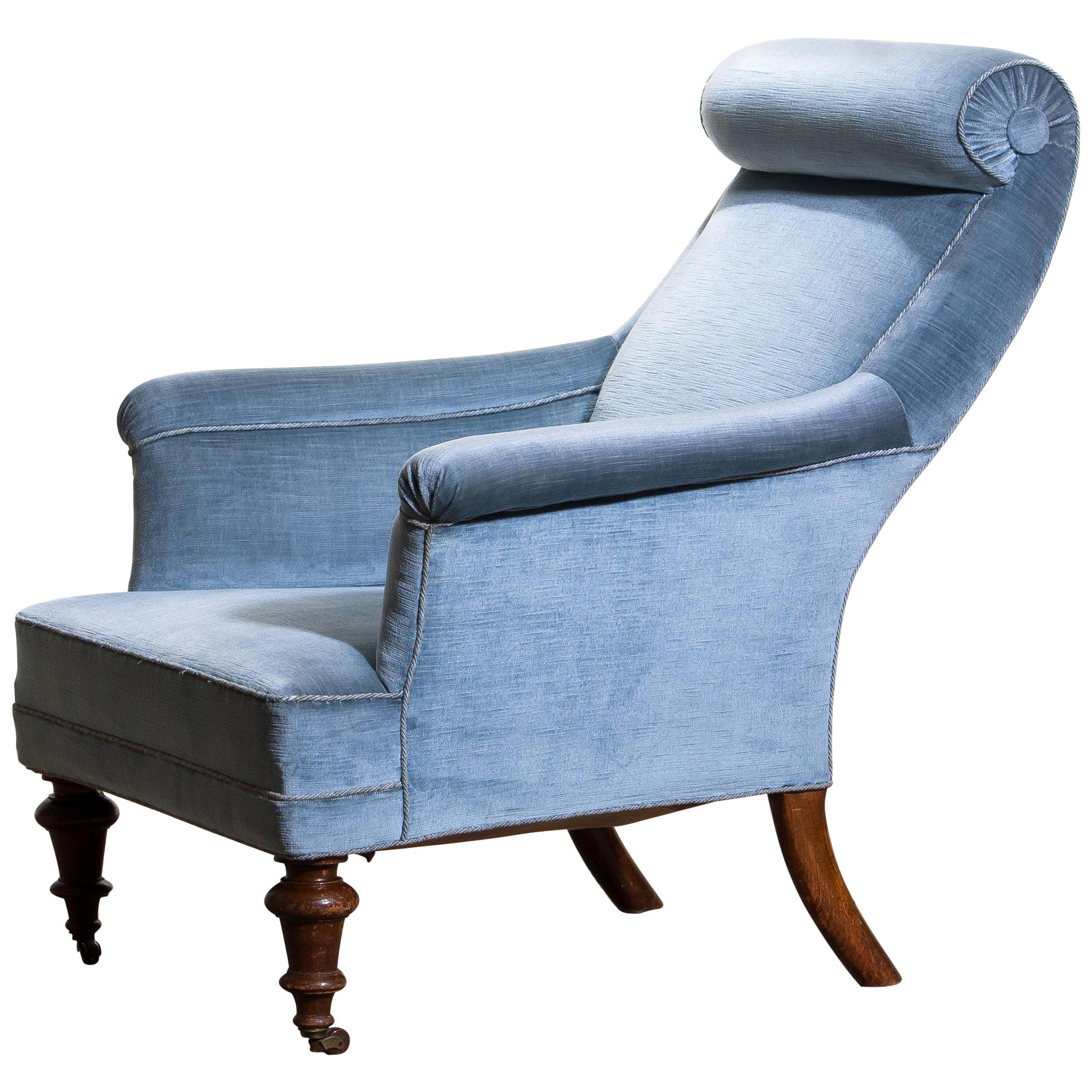 Rare and extremely comfortable / beautiful bergère / lounge chair in Dorothy draper style from the turn to the 20th century.
Upholstered in ice blue velvet and in good condition.

Period: 1900.