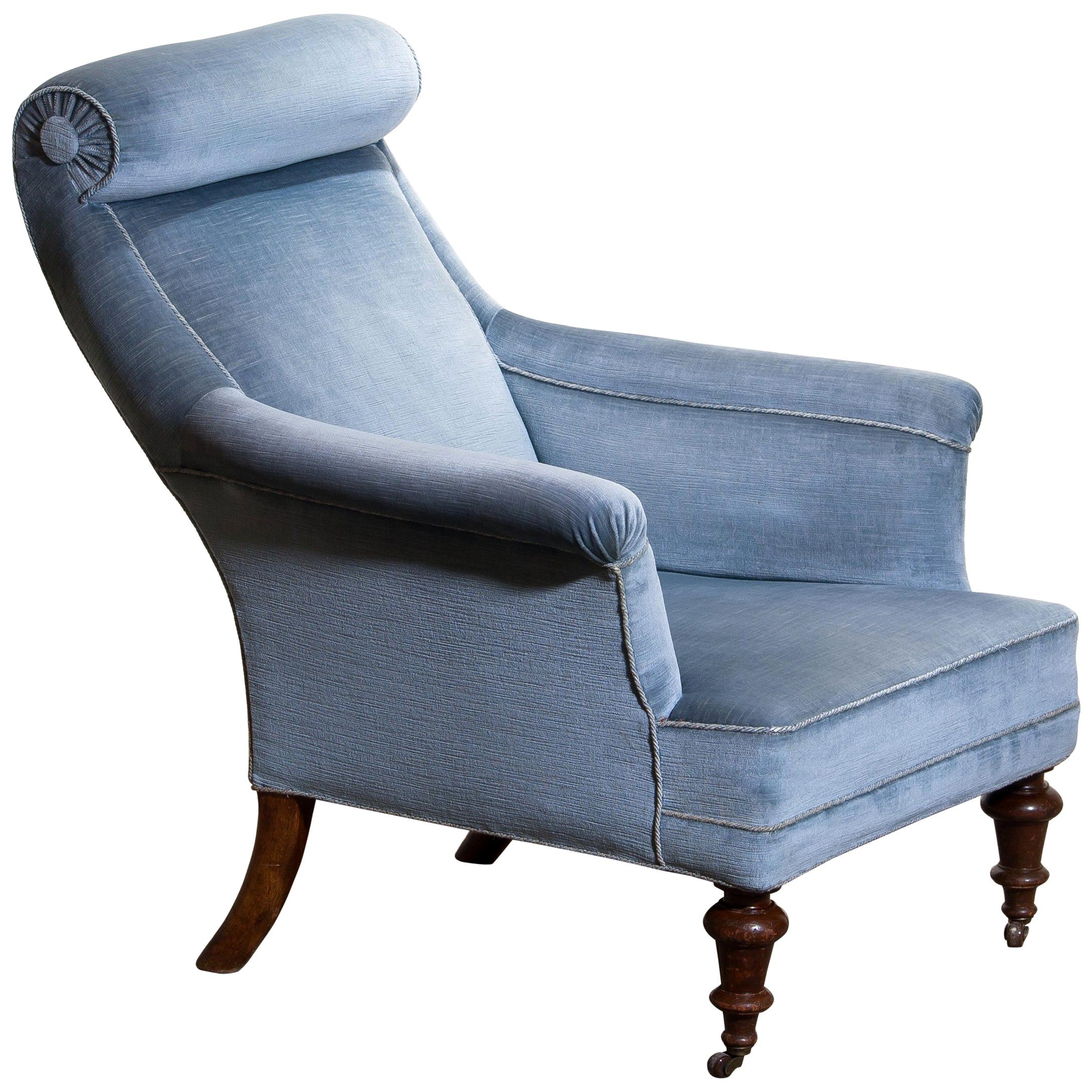 Rare and extremely comfortable / beautiful bergère or lounge chair in Dorothy Draper style from the turn to the 20th century.
Upholstered in ice blue velvet and in good condition.

Period: 1900.