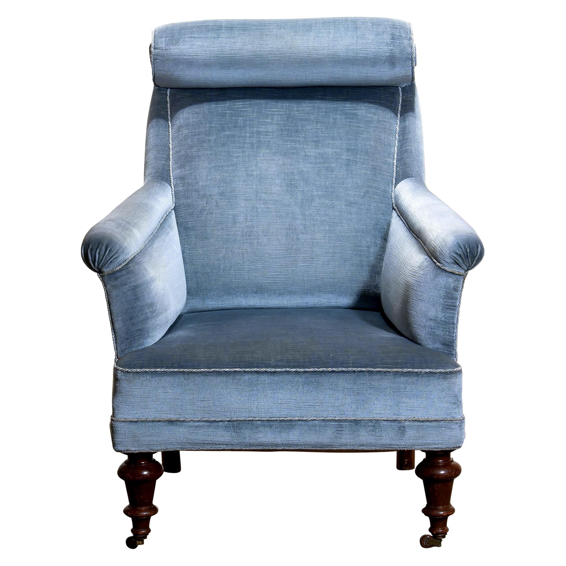 Rare and extremely comfortable / beautiful bergère or lounge chair in Dorothy Draper style from the turn to the 20th century.
Upholstered in ice blue velvet and in good condition.

Period: 1900.