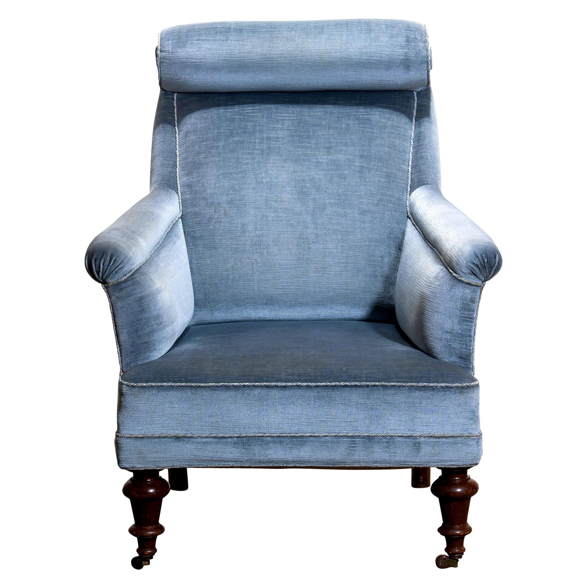 Rare and extremely comfortable / beautiful bergère or lounge chair in Dorothy draper style from the turn to the 20th century.
Upholstered in ice blue velvet and in good condition.

Period: 1900.