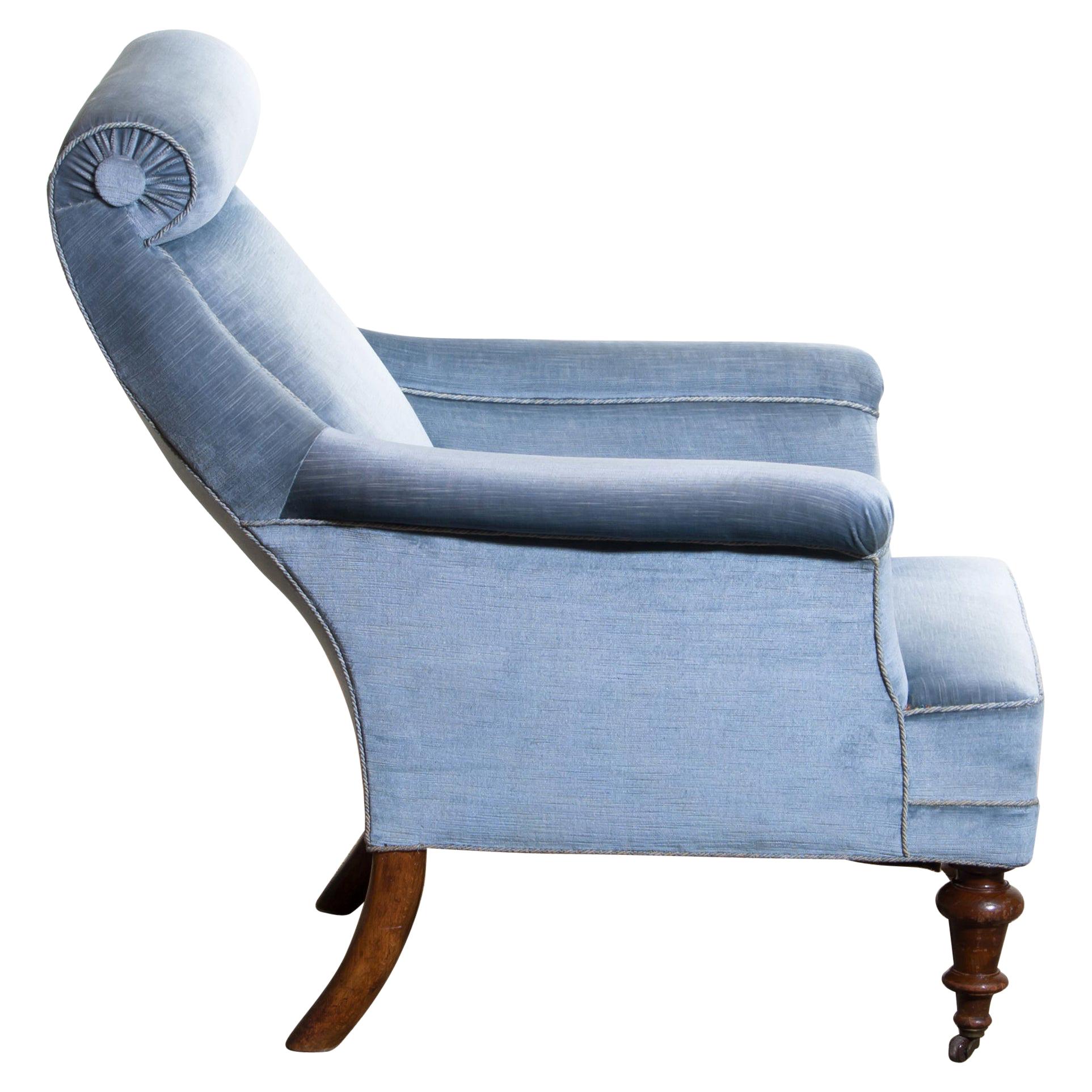 Rare and extremely comfortable / beautiful Bergère or lounge chair in Dorothy Draper style from the turn to the 20th century.
Upholstered in ice blue velvet and in good condition.

Period: 1900.
