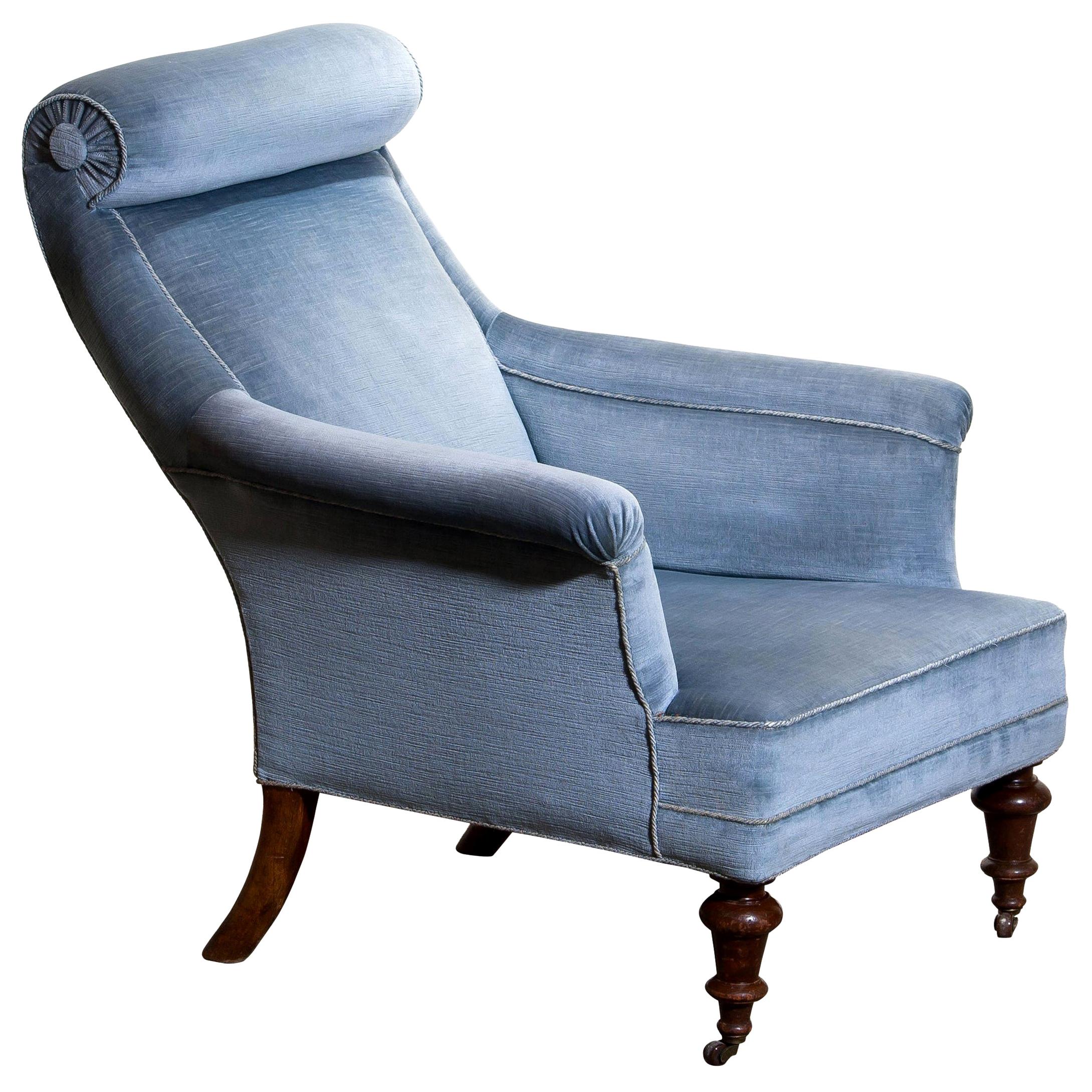 Rare and extremely comfortable / beautiful bergère or lounge chair in Dorothy Draper style from the turn to the 20th century.
Upholstered in ice blue velvet and in good condition.

Period: 1900.