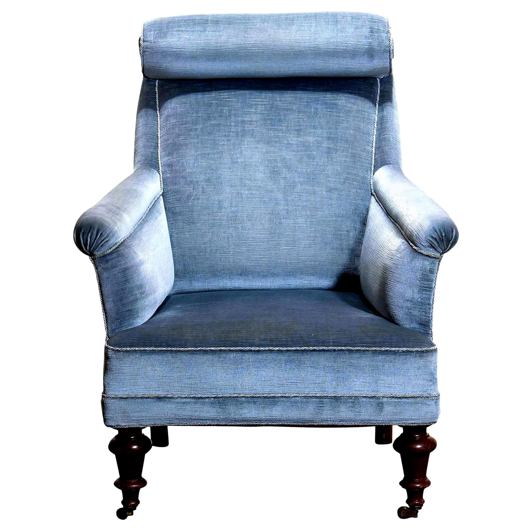Rare and extremely comfortable and beautiful bergère or lounge chair in Dorothy Draper style from the turn to the 20th century.
Upholstered in ice blue velvet and in good condition.

Period: 1900.