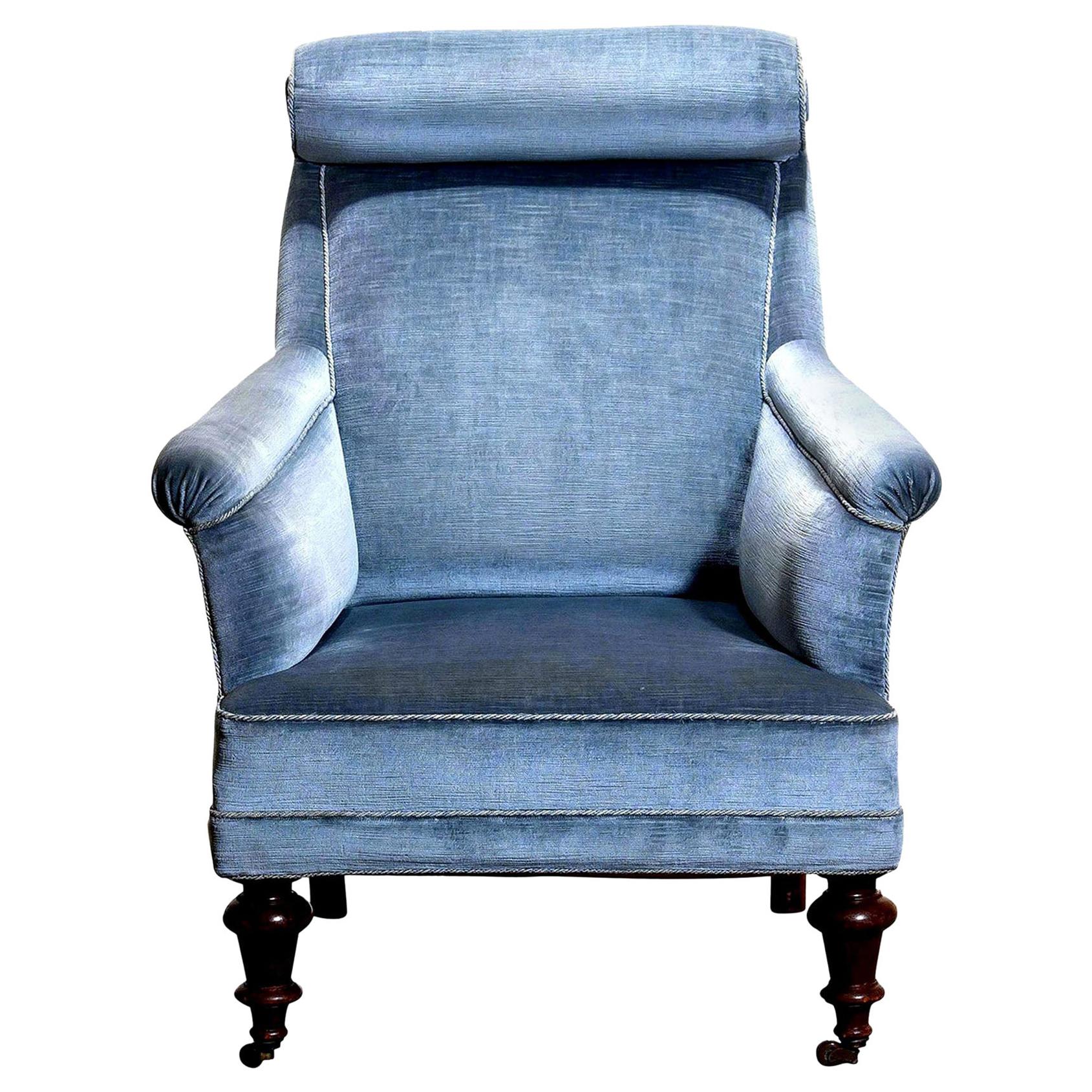 Rare and extremely comfortable and beautiful bergère or lounge chair in Dorothy Draper style from the turn to the 20th century.
Upholstered in ice blue velvet and in good condition.

Period: 1900.