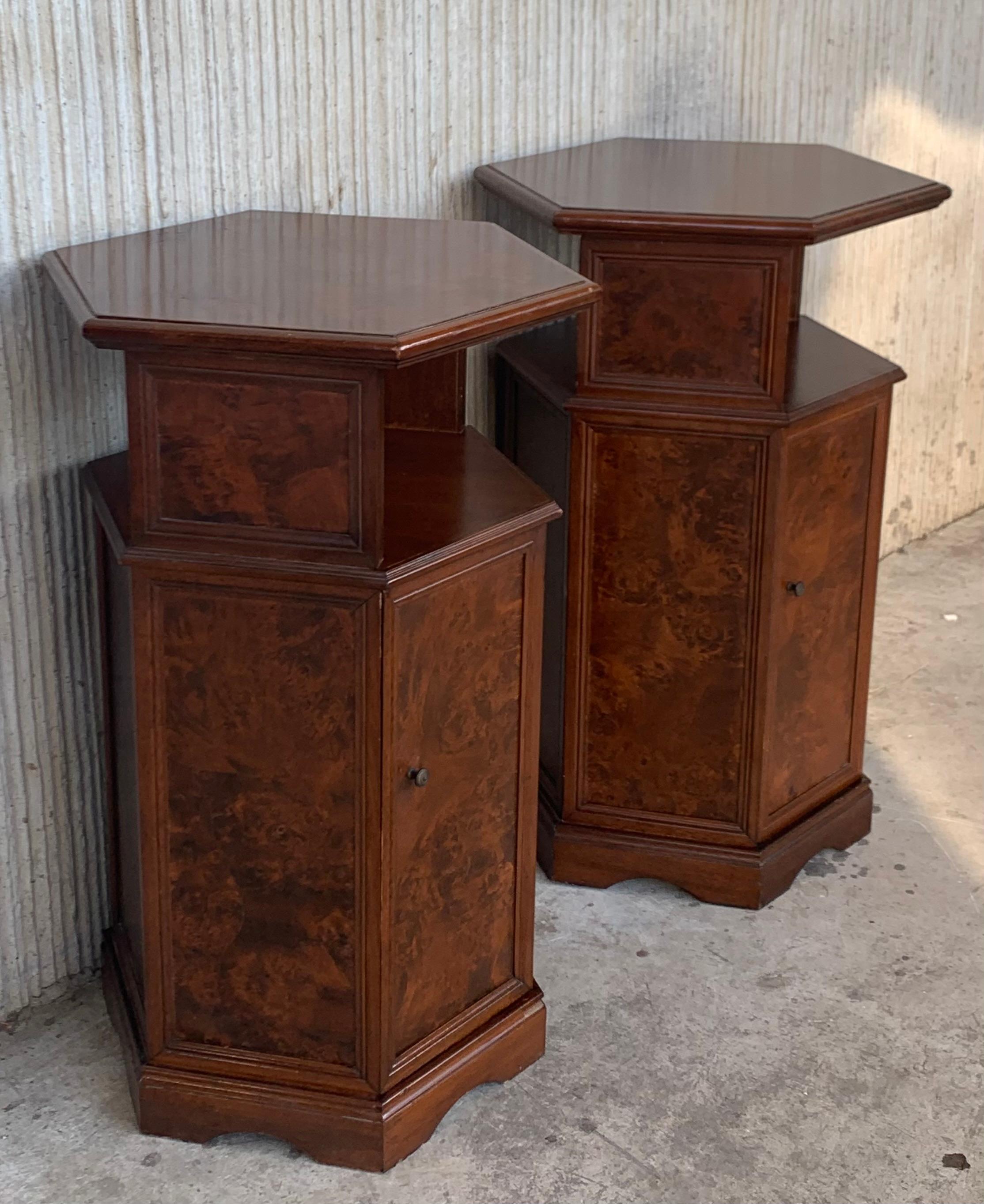 1900s Italian Hexagonal Pedestal Pilar Maple Cupboards End Tables, a Pair In Good Condition For Sale In Miami, FL