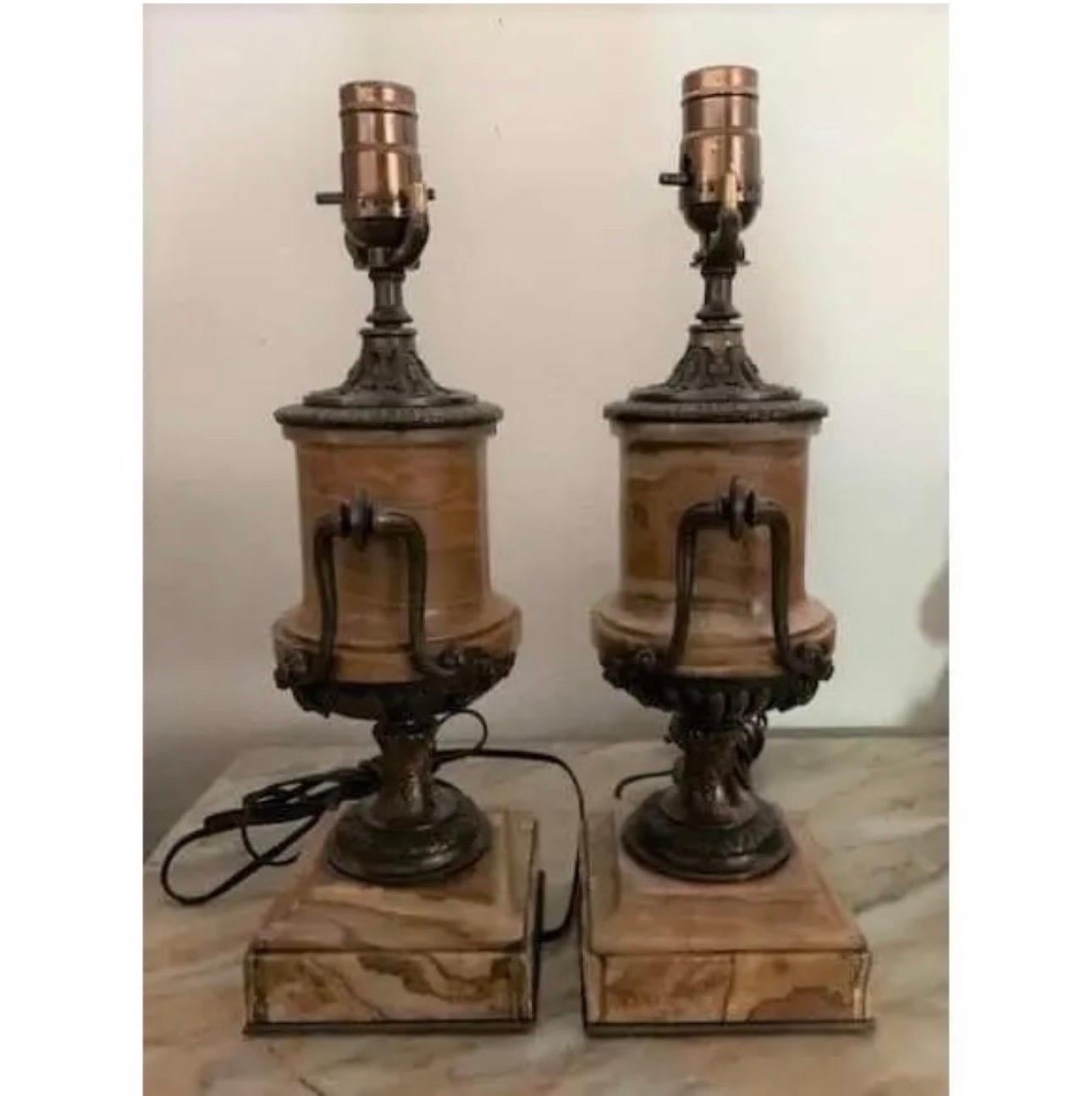 Pareja de lámparas de sobremesa italianas de mármol y bronce de principios del siglo XX. Las urnas de mármol torneado se asientan en bronce fundido con bases cuadradas de mármol. Mide 30 cm hasta la parte superior de la urna.