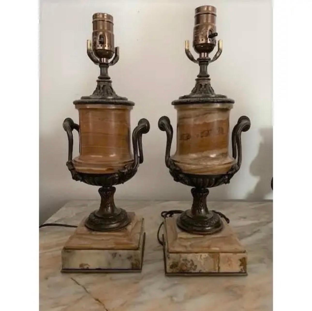 Pareja de lámparas italianas de mármol y bronce de 1900 Art Nouveau en venta