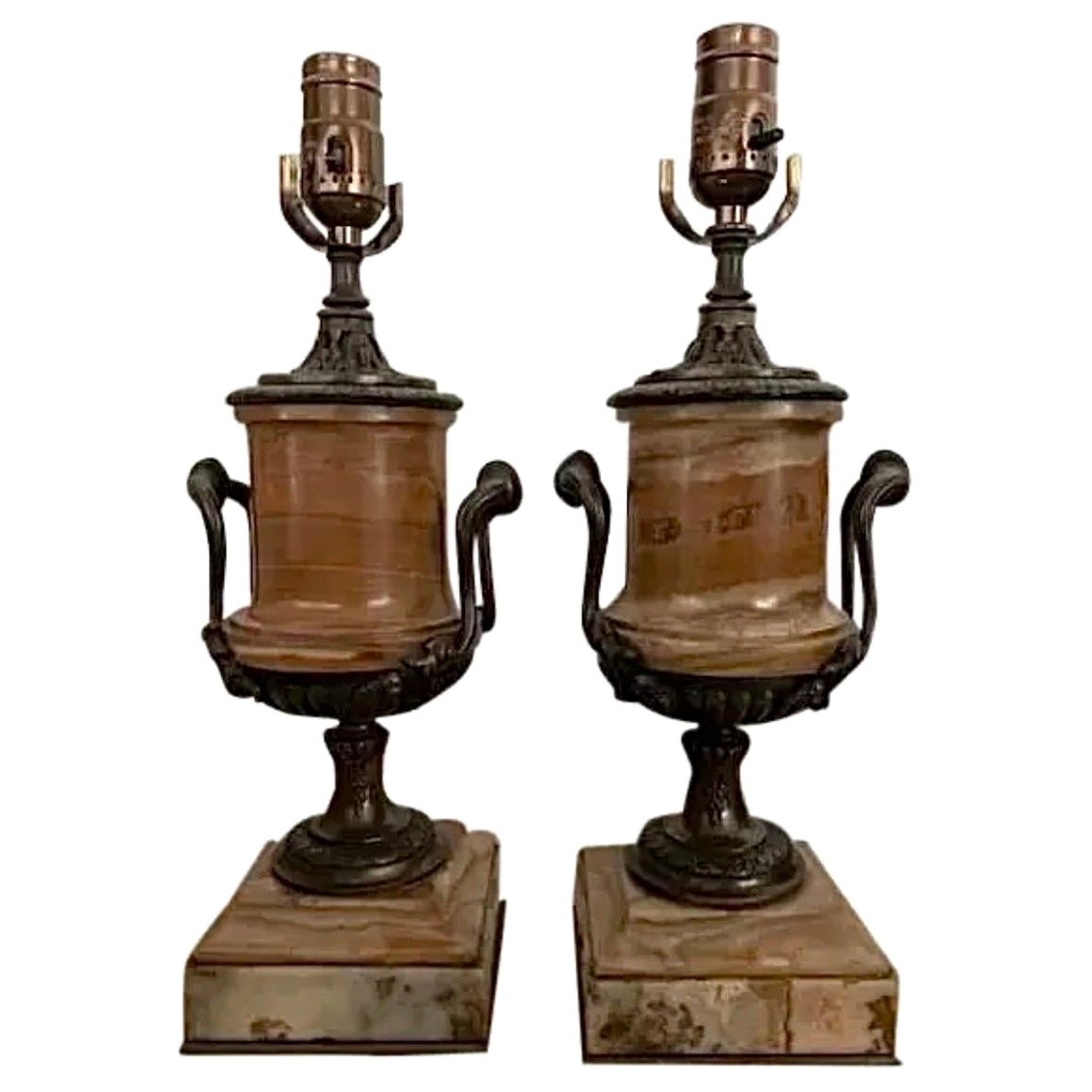 Pareja de lámparas italianas de mármol y bronce de 1900 en venta