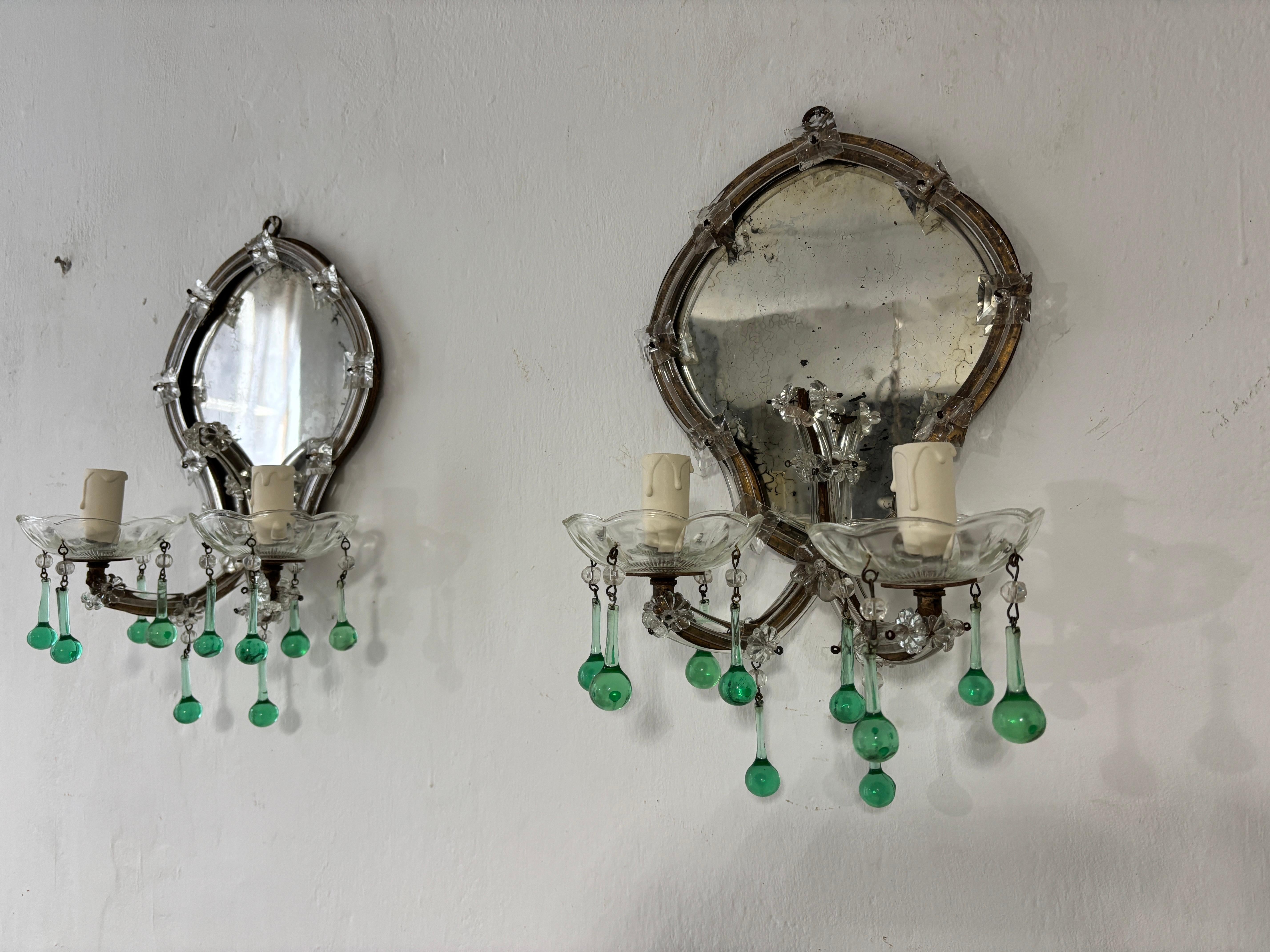 Une trouvaille extrêmement rare ! Ils abritent chacun deux lampes, placées dans des bobèches transparentes, qui dégoulinent de gouttes d'un rare vert seafoam. Ils seront recâblés avec des prises certifiées UL pour les États-Unis et des prises