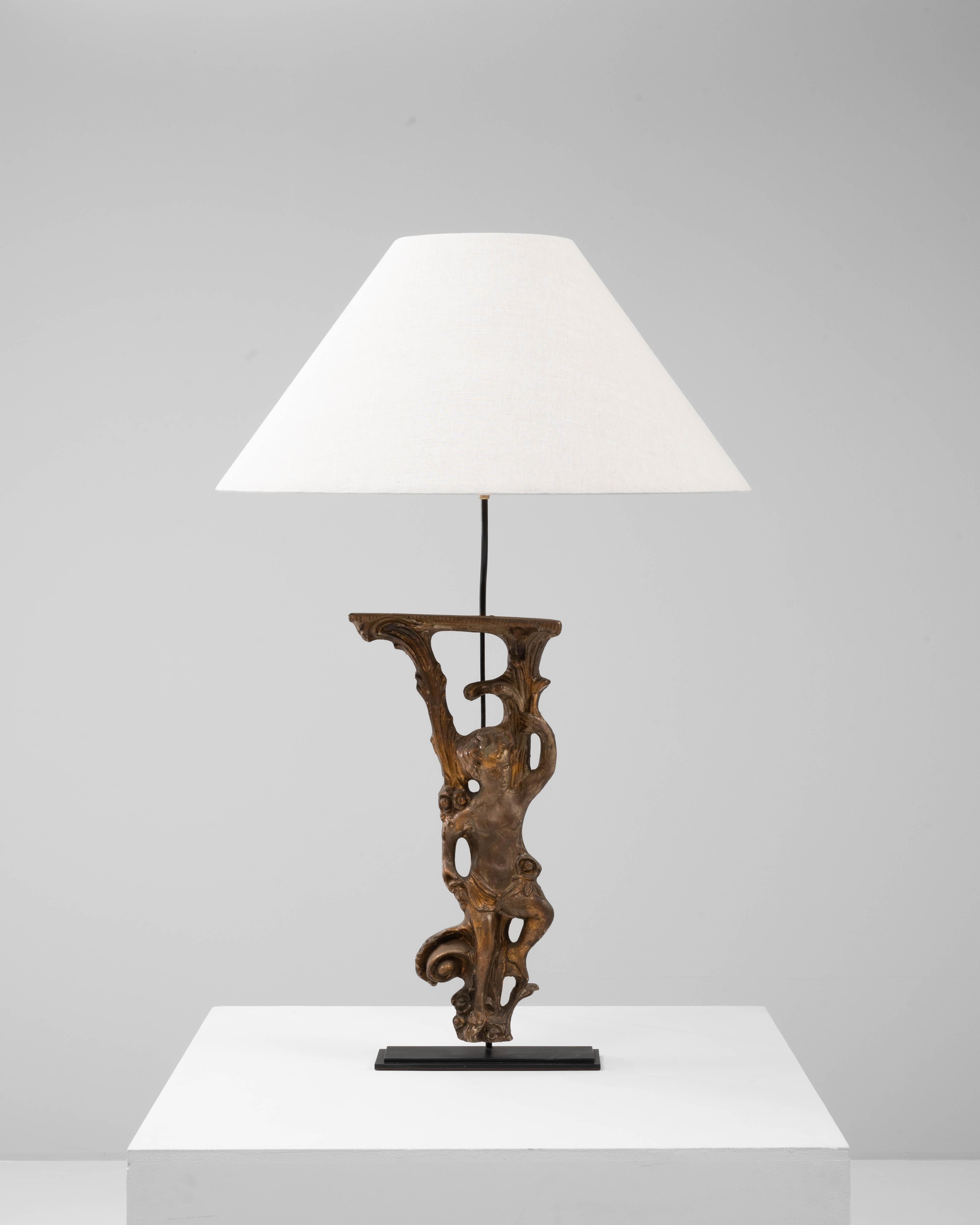 Lampe de table italienne des années 1900 en bois sculpté sur base métallique Bon état - En vente à High Point, NC