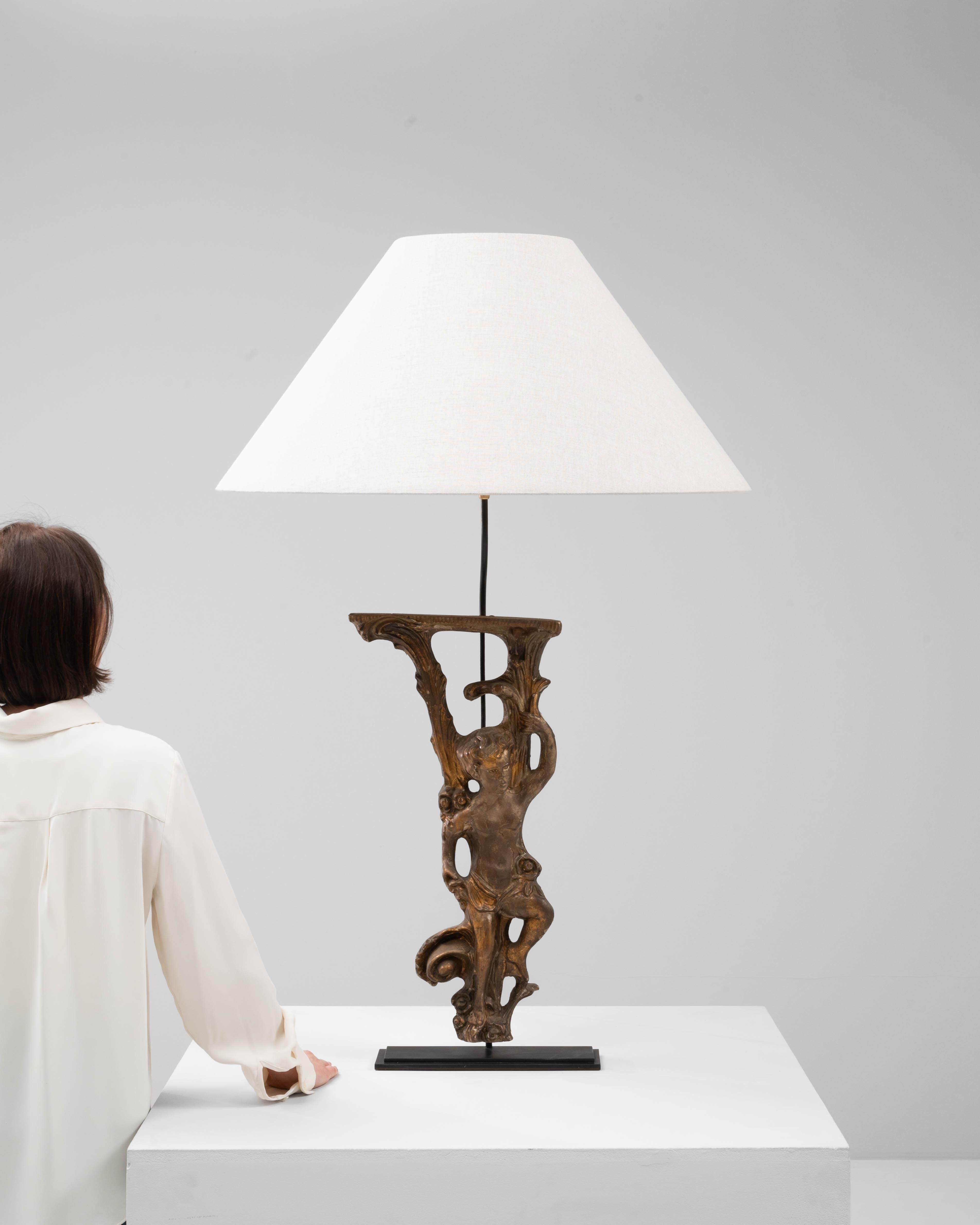 20ième siècle Lampe de table italienne des années 1900 en bois sculpté sur base métallique en vente