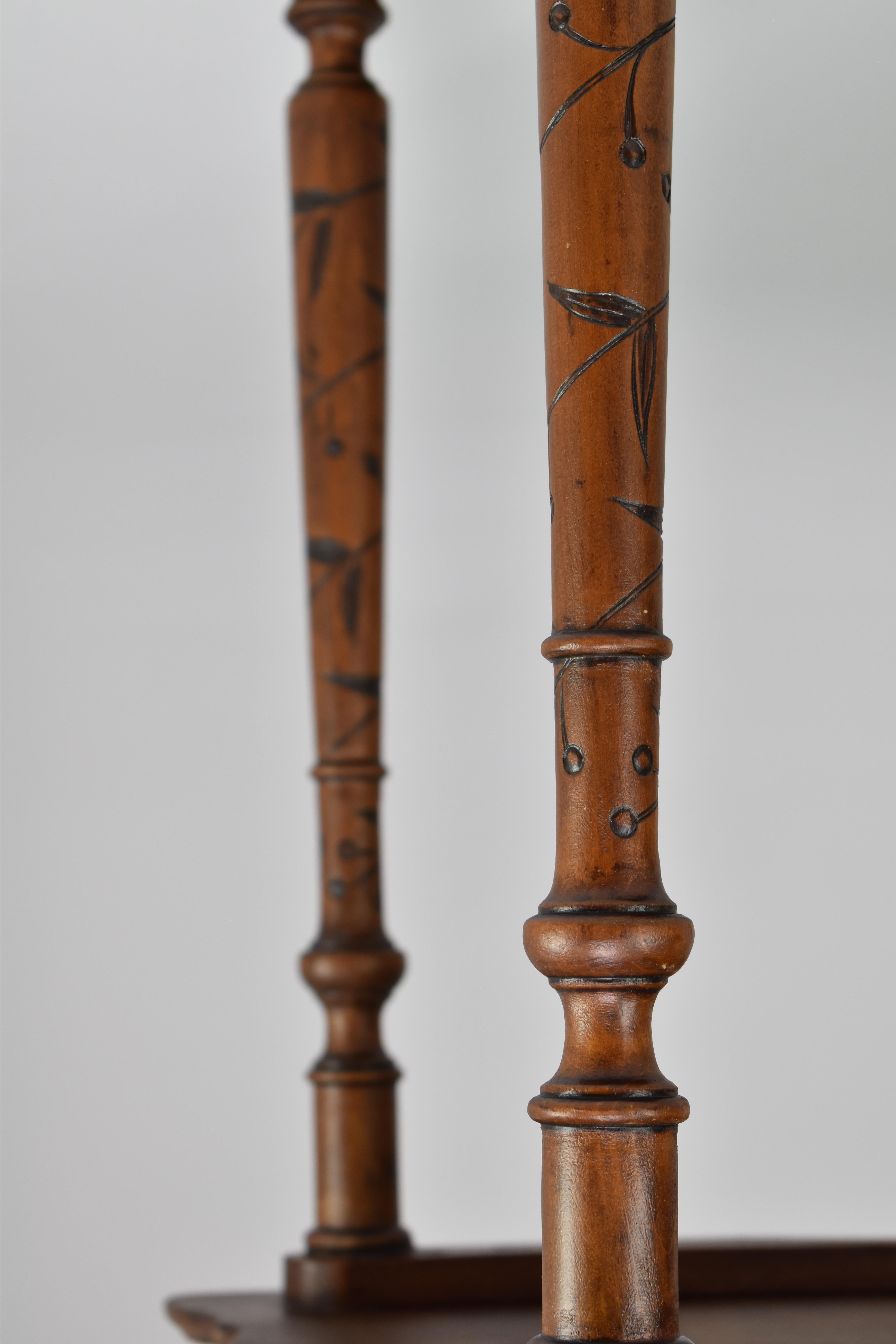 Japanischer geschnitzter Teetisch aus Holz, 1900er Jahre (Art nouveau) im Angebot
