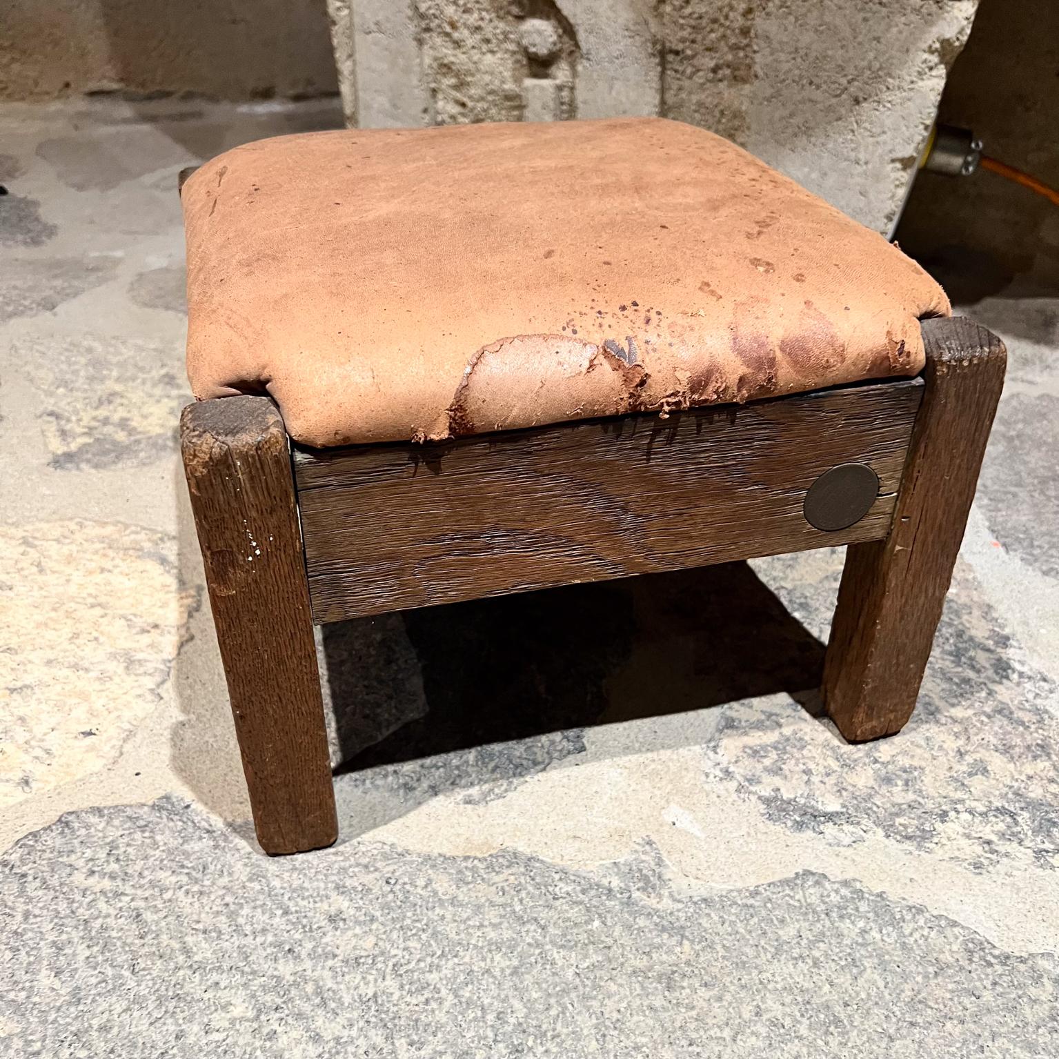 1900er Jahre Knaus Furniture Co Fußhocker aus Leder im Used-Look Oneida, NY (Frühes 20. Jahrhundert) im Angebot