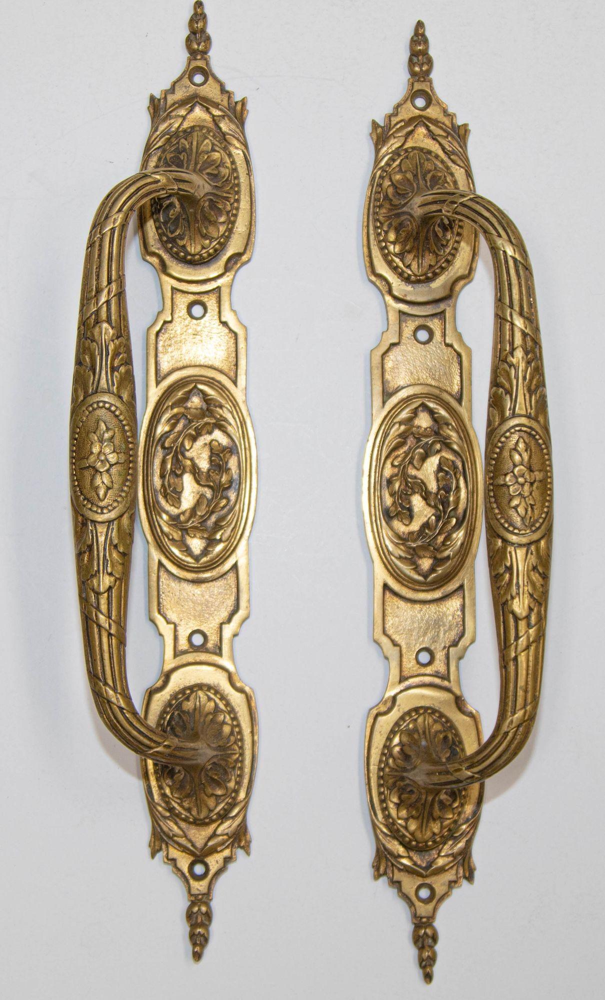 Antique Large Louis XVI Bronze Door Handles, 1900s, Set of 2.
Fabulous pair of large antique Louis XVI-style bronze door handles, from the late 19th early 20th Century.
These impressive and large French Louis XVI-style bronze push-and-pull door