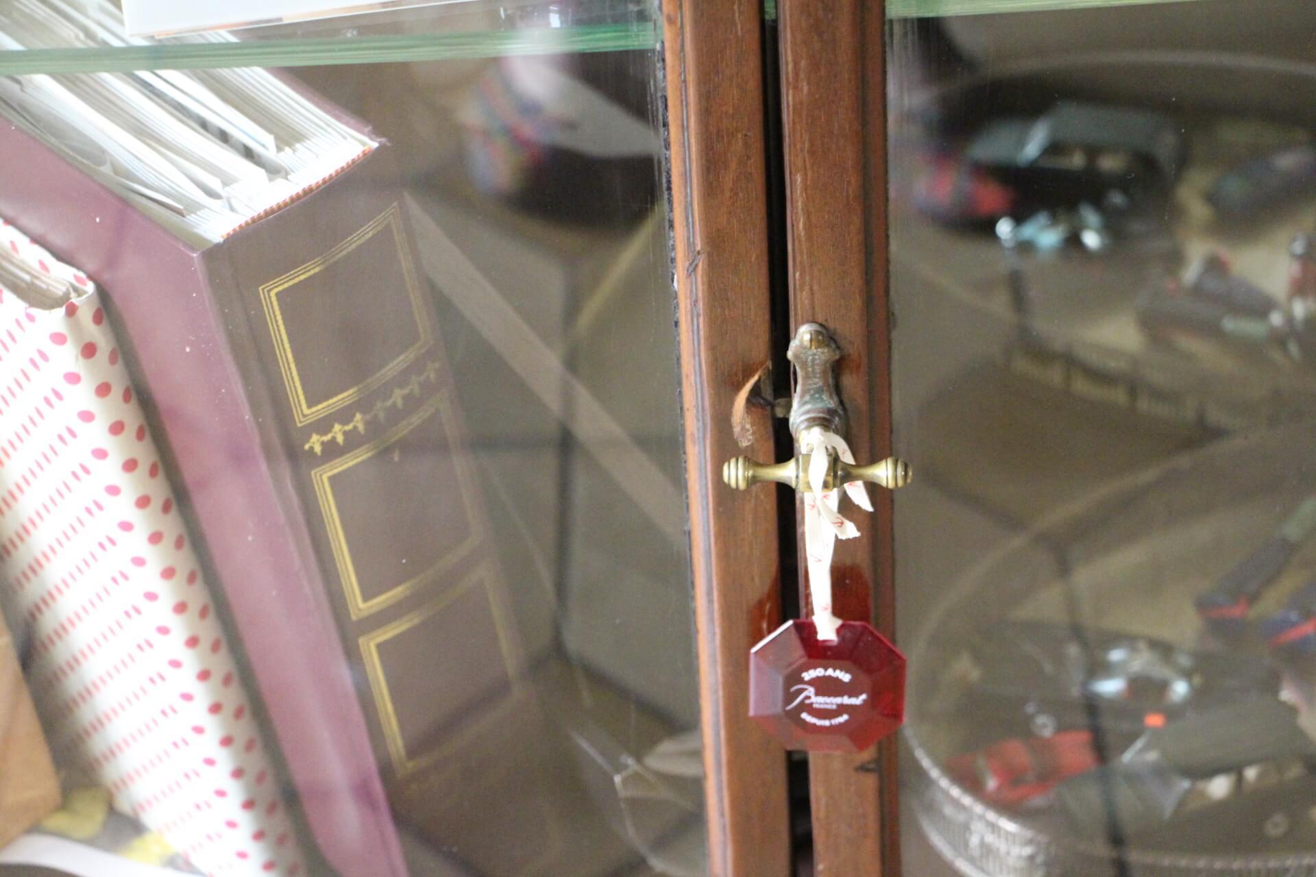 1900's Large Victorian Shop Display Cabinet with Bow Glass Sides For Sale 1