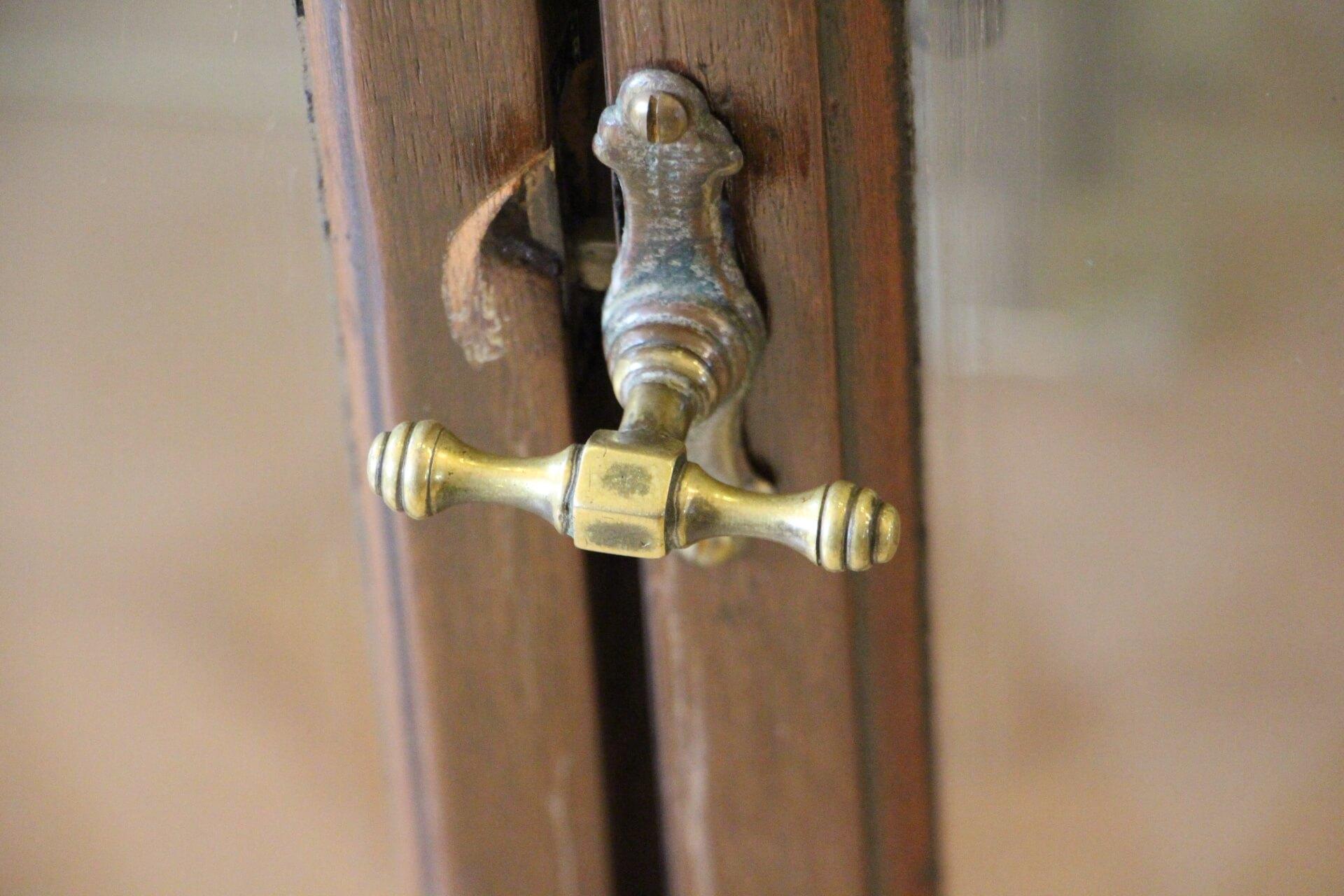 1900 Gran vitrina de tienda victoriana con laterales de cristal arqueado en venta 9