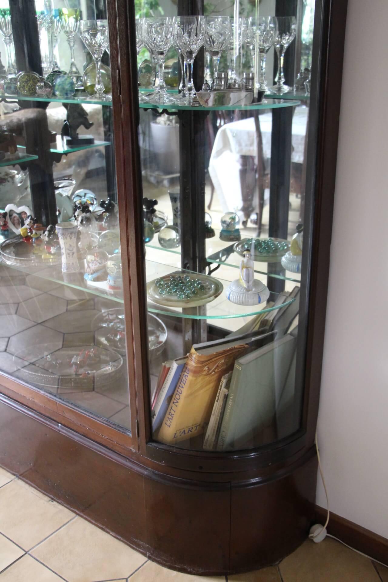 1900's Large Victorian Shop Display Cabinet with Bow Glass Sides In Good Condition For Sale In Saint-Ouen, FR