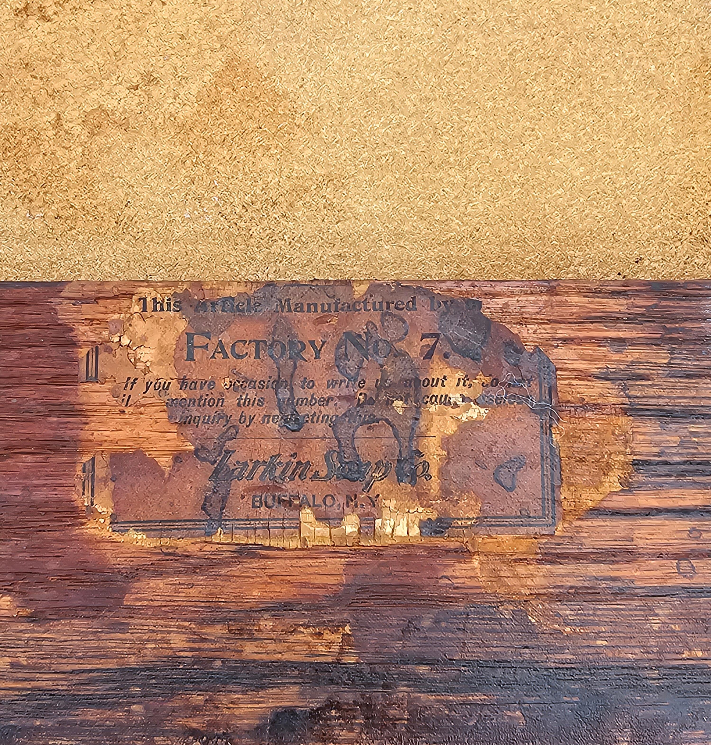 Larkin Soap Co., 1900er Jahre Beistellstühle aus Eichenholz und geprägtem Leder, Paar  im Angebot 3