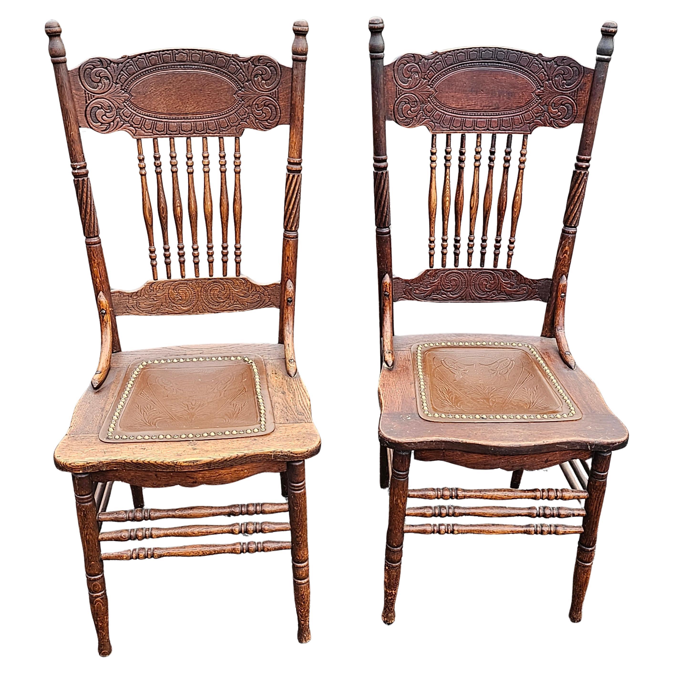 Arts and Crafts Larkin Soap Co. des années 1900 Paire de chaises d'appoint en chêne fuseau et à coussin en cuir gaufré  en vente