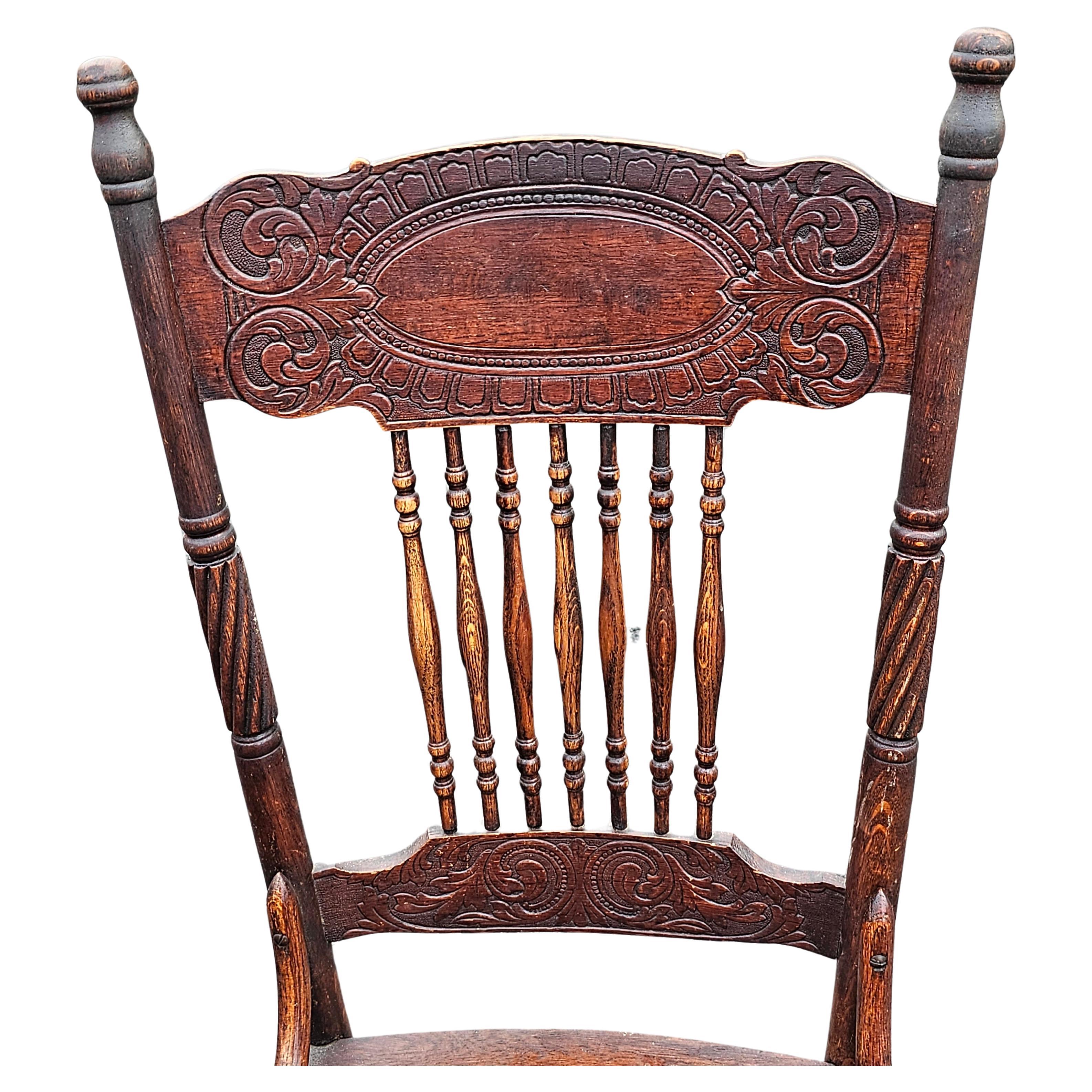 Américain Larkin Soap Co. des années 1900 Paire de chaises d'appoint en chêne fuseau et à coussin en cuir gaufré  en vente
