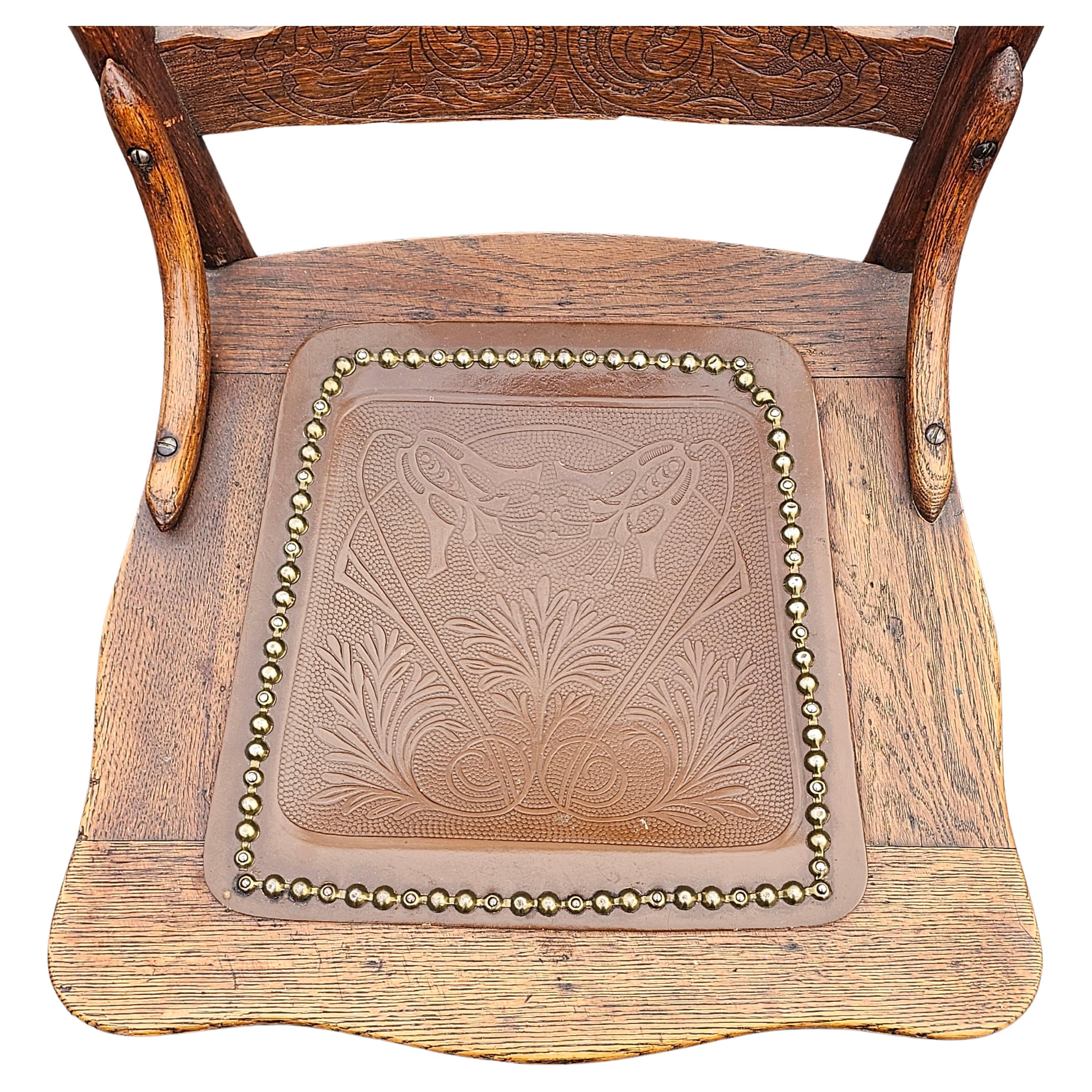 Buriné Larkin Soap Co. des années 1900 Paire de chaises d'appoint en chêne fuseau et à coussin en cuir gaufré  en vente