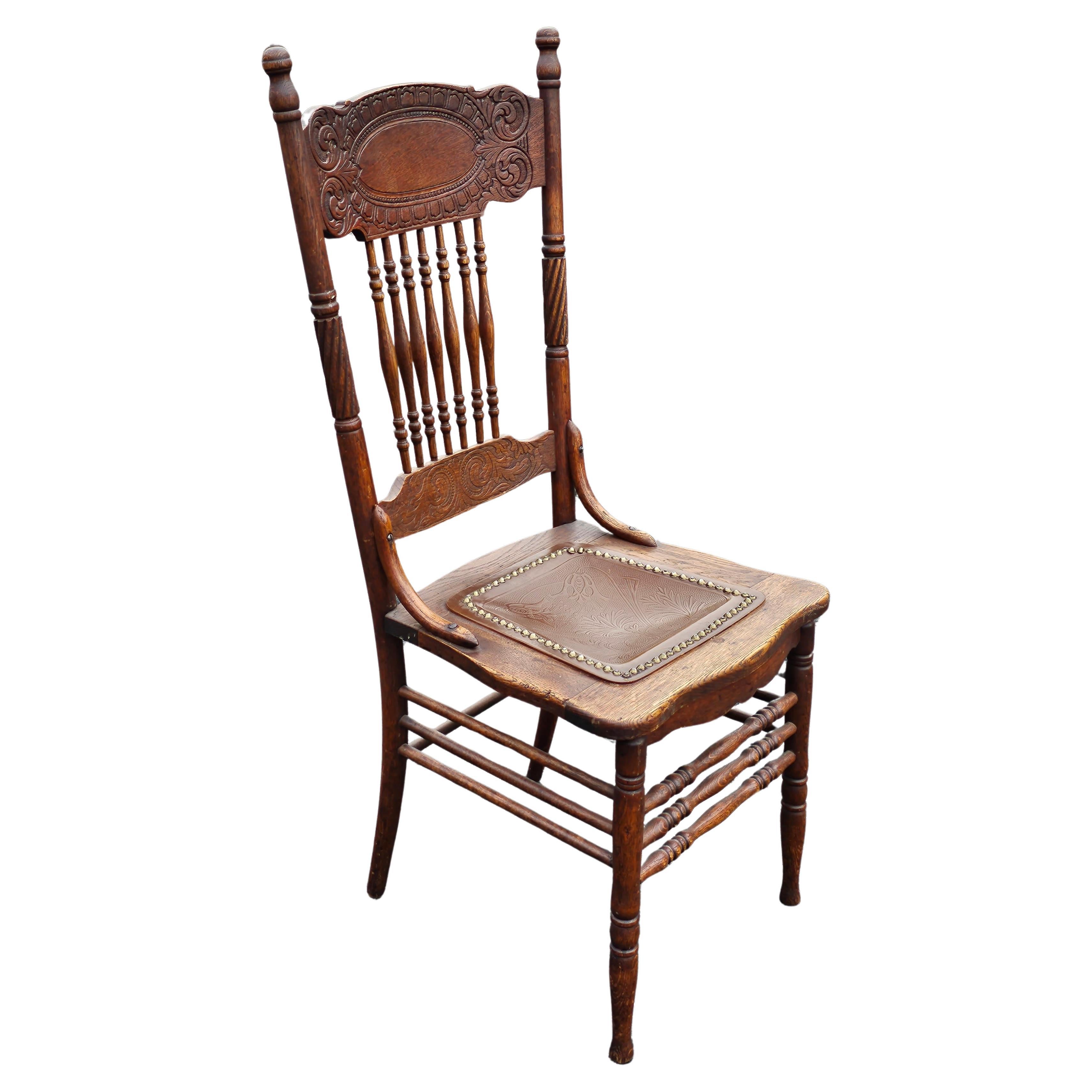 Larkin Soap Co., 1900er Jahre Beistellstühle aus Eichenholz und geprägtem Leder, Paar  im Zustand „Gut“ im Angebot in Germantown, MD
