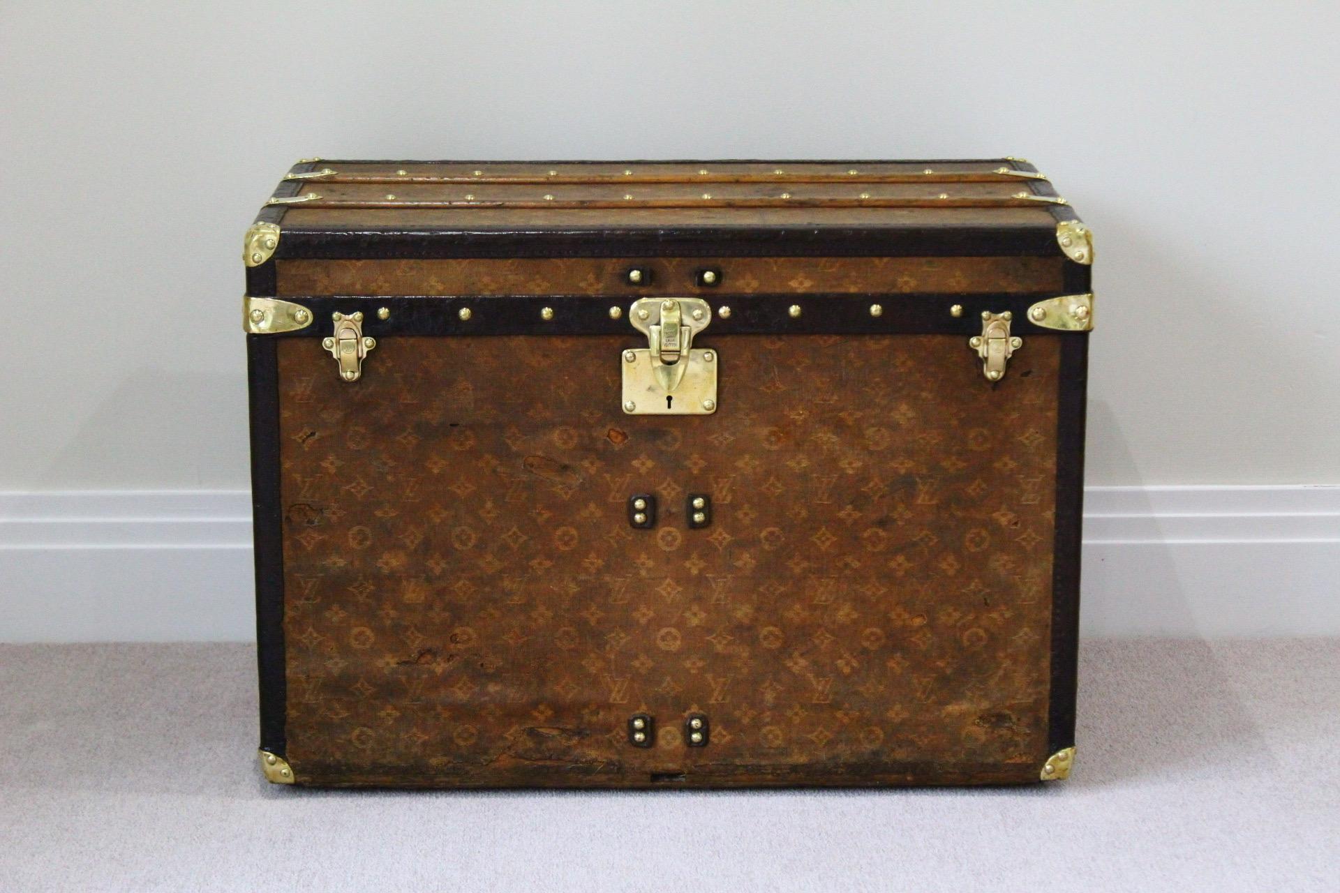 In Luxury We Trust offers a Louis Vuitton courier trunk finished in iconic monogram woven canvas, leather bounding, brass hardware and brass handles.

Condition Report: Good overall condition, leather in fair condition.

Please refer to the photos