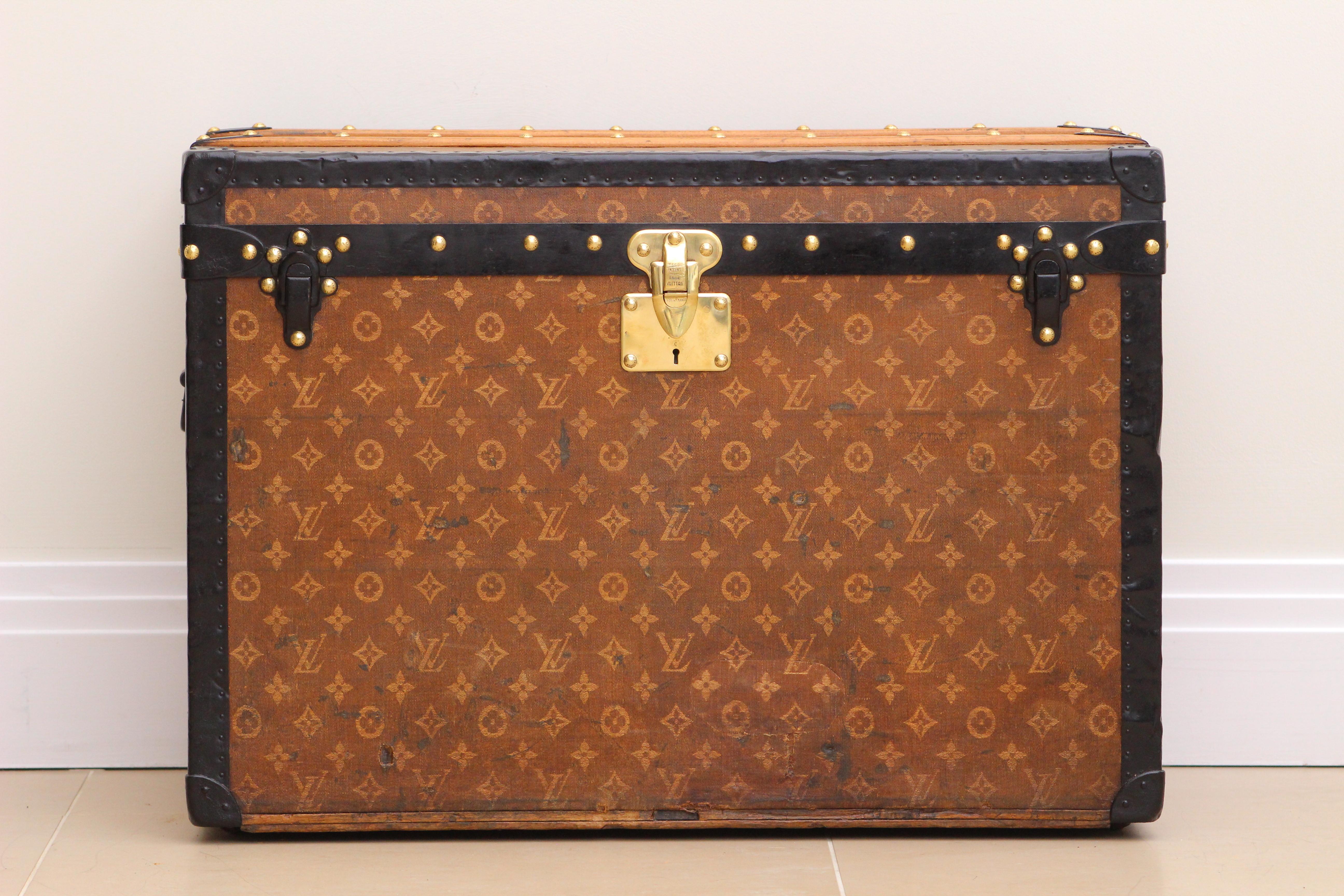 1900s Louis Vuitton Monogram Courier Trunk In Good Condition In London, GB