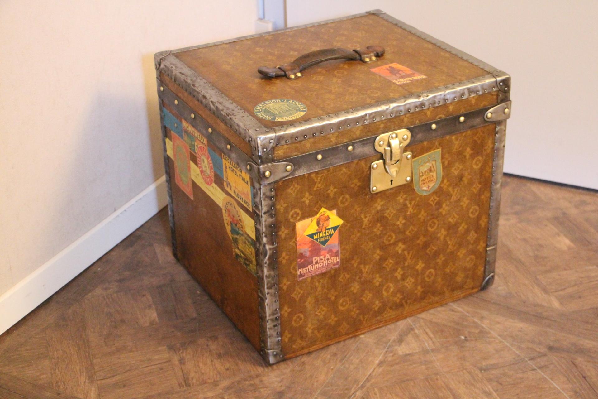 This adorable Louis Vuitton hat trunk is in wooven monogram canvas. It has got silver steel trim as well as a natural leather top handle . All its solid brass studs as well as its lock are solid brass and are stamped Louis Vuitton.
It features also