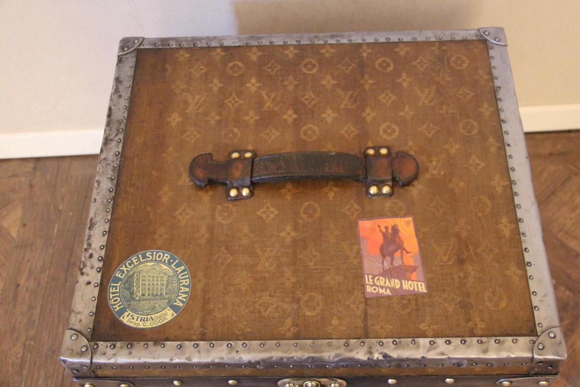 1900s Louis Vuitton Monogram Wooven Canvas Hat Trunk, Louis Vuitton Trunk In Good Condition In Saint-Ouen, FR