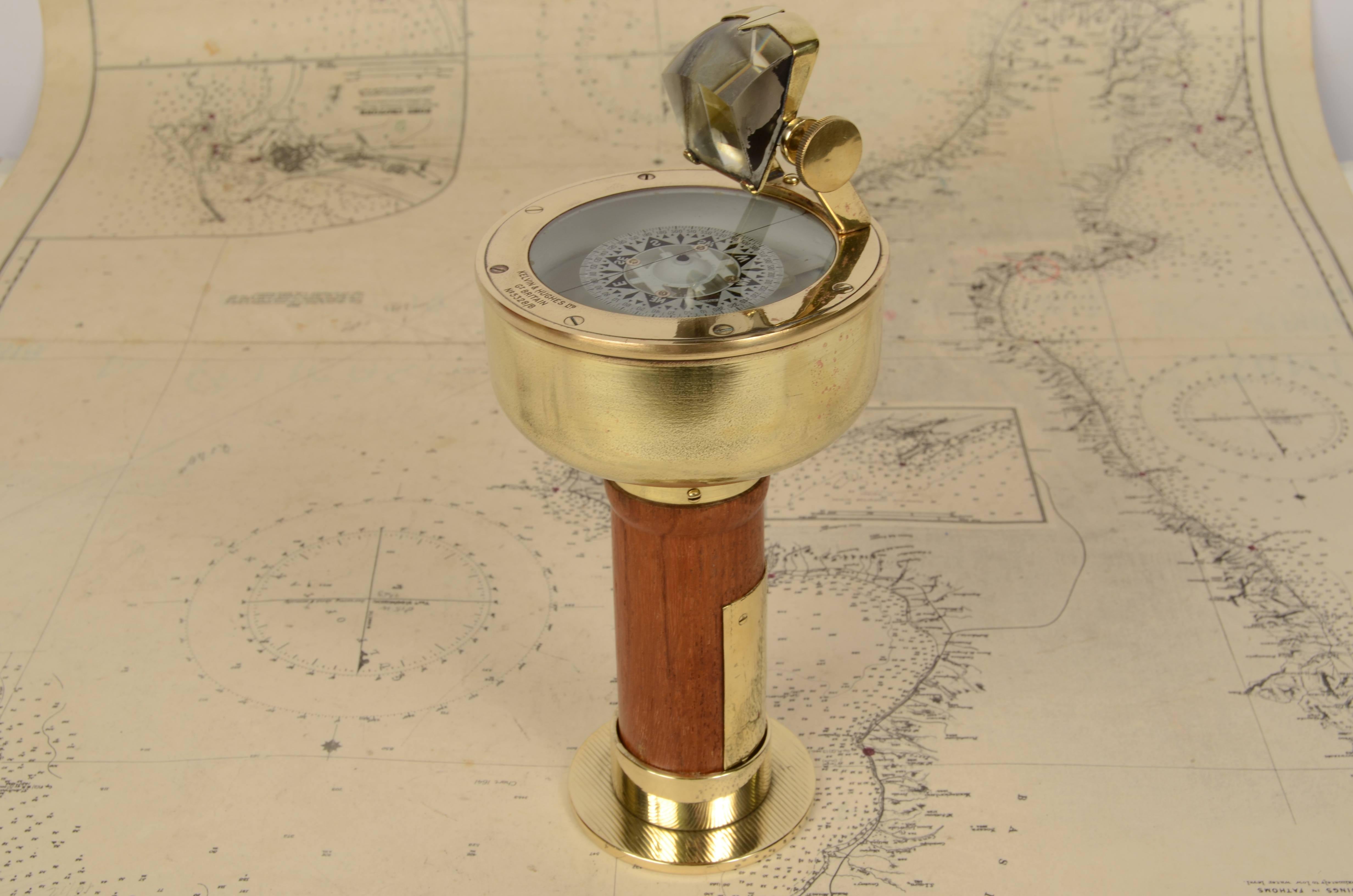 Hand-held magnetic bearing compass, signed Kelvin & Hughes Ltd Gt Britain N. 5328/B, early 1900s. Support base made of turned brass. Height 23 cm - 9 inches, compass diameter 10.5 cm - 4.13 inches. Very good condition.
Kelvin & Hughes company active