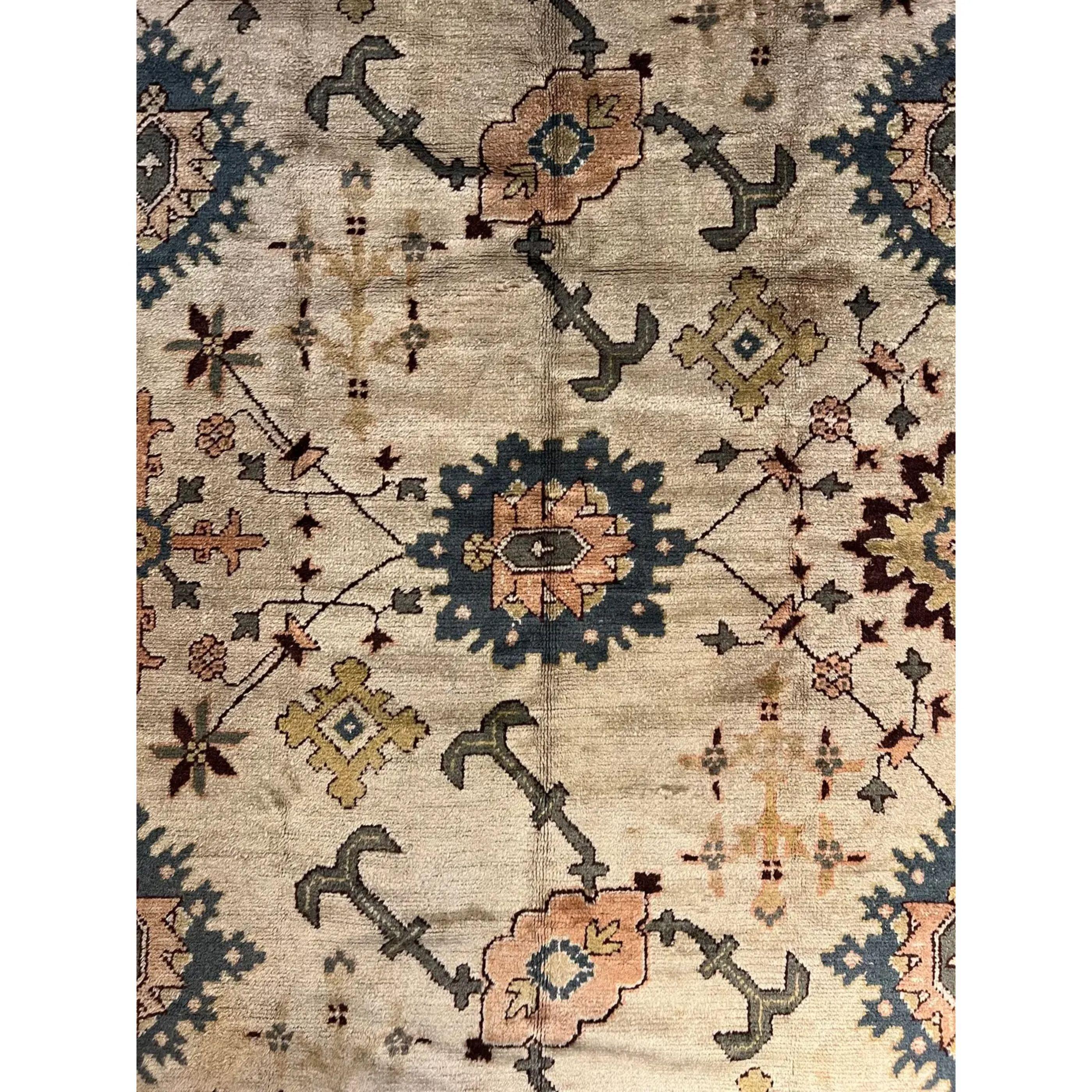 Antike türkische Oushak-Teppiche werden seit Beginn der osmanischen Zeit in der Westtürkei gewebt. Historiker schreiben ihnen viele der großen Meisterwerke der frühen türkischen Teppichweberei aus dem 15. bis 17. Über die Entwicklung der Produktion