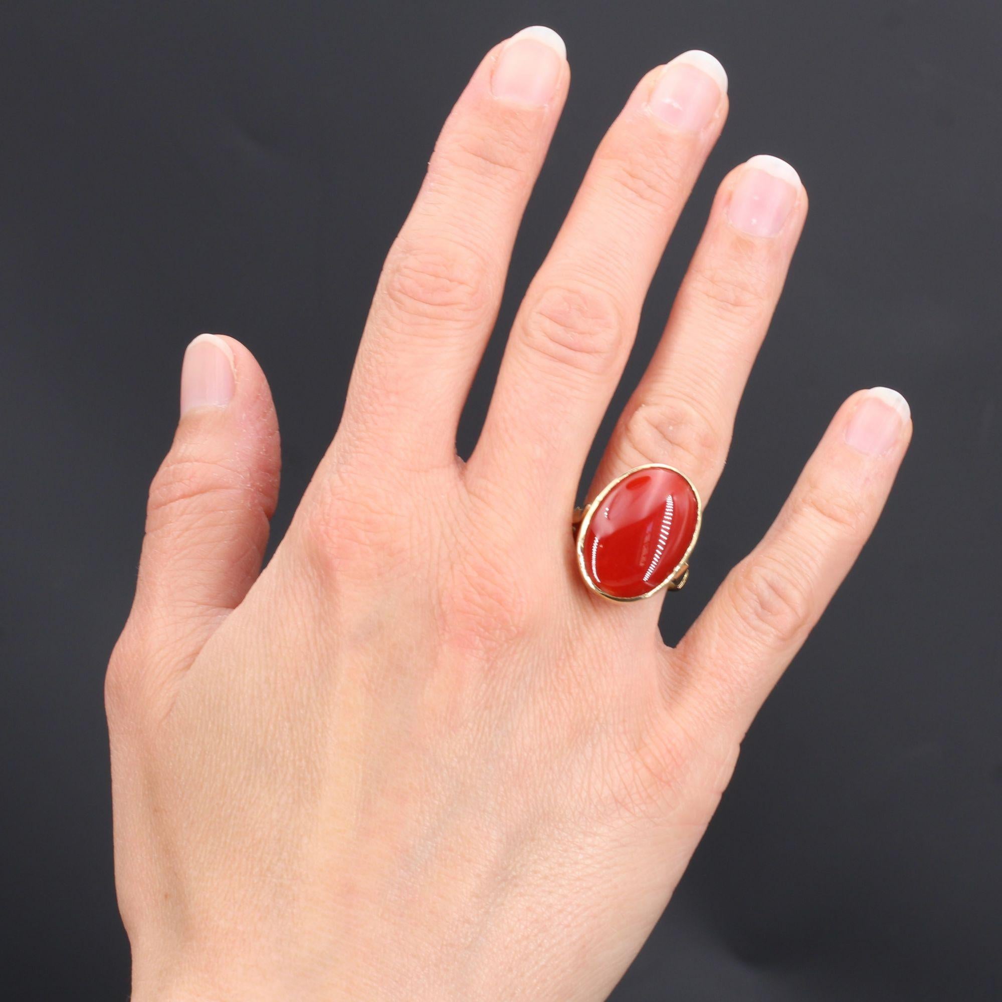 Ring in 18 karat yellow gold.
Of oval shape, this sublime antique ring of the Belle époque has on the top a natural blood red coral and of Japanese origin in closed setting. The basket is openwork.
Height : 22,2 mm, width : 16 mm, thickness : 8,5