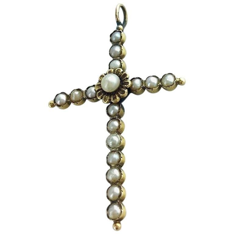 Lovely Cross Pendant in Natural Pearl and Gold.
Circa 1900.

Gross weight: 1.79 grams.
Total height: 4.30 centimeters including bail.
Total width: 2.62 centimeters.
