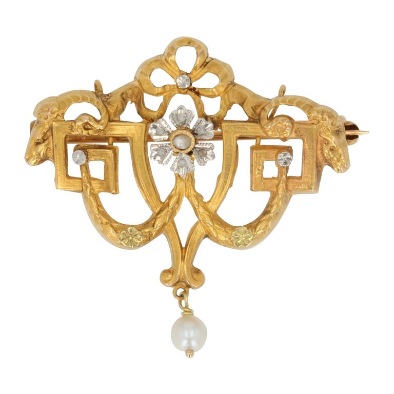 1900s Natural Pearl Diamonds 18 Karat Yellow Gold Brooch Pendant For Sale