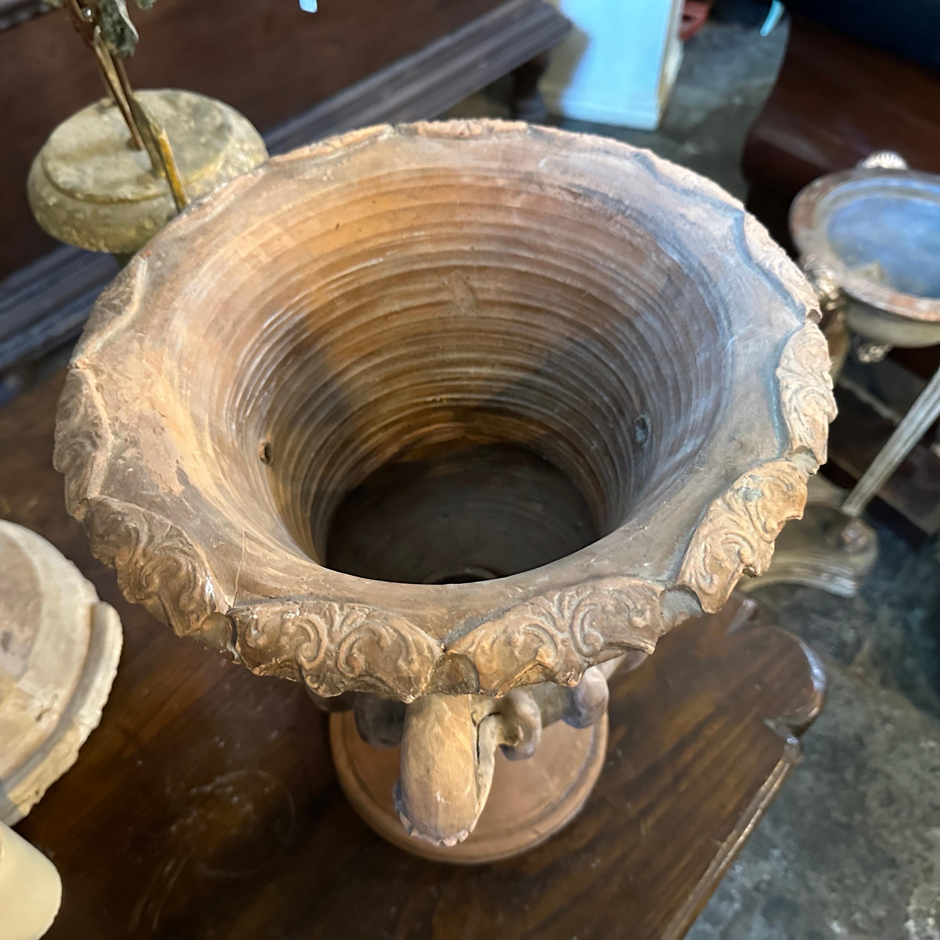 Un incredibile vaso a cratere realizzato a mano a Grottaglie, piccola città della Puglia famosa per le ceramiche di alta qualità. È in condizioni originali con normali segni d'uso e d'età, è composto da due pezzi come puoi vedere nelle foto. Questo