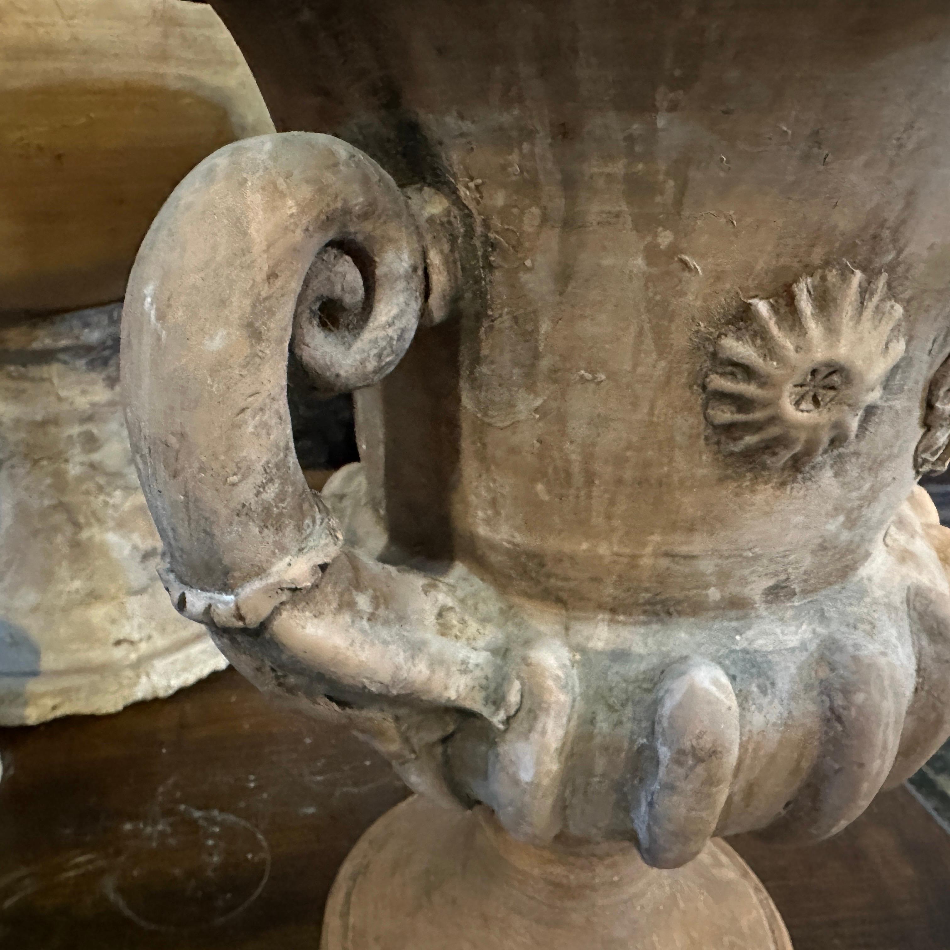 Fatto a mano Vaso a cratere italiano in terracotta neo-classico del 1900 in vendita