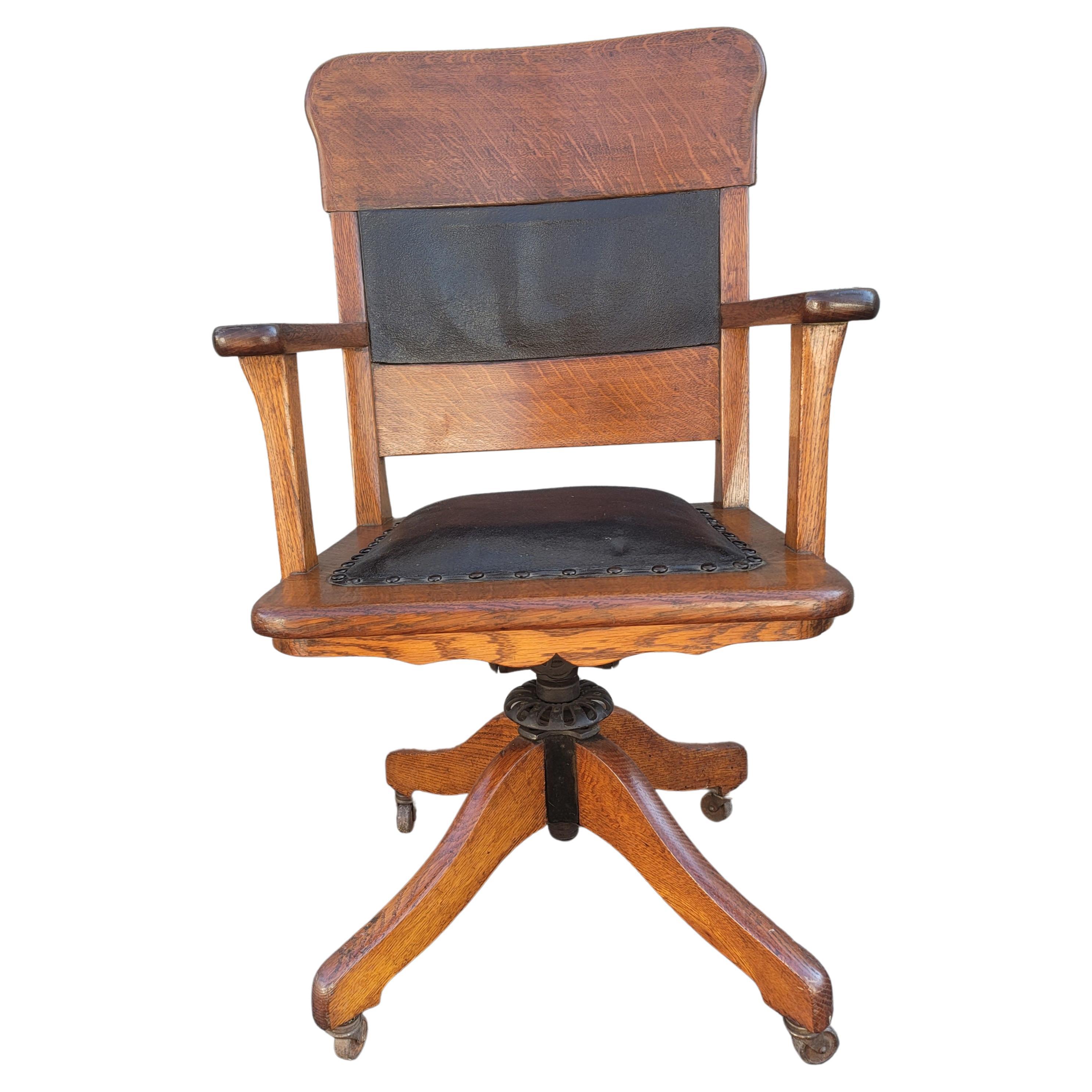 Travail du bois Chêne et cuir 1900 Bankers Chaise de bureau pivotante et inclinable Siège à ressorts
