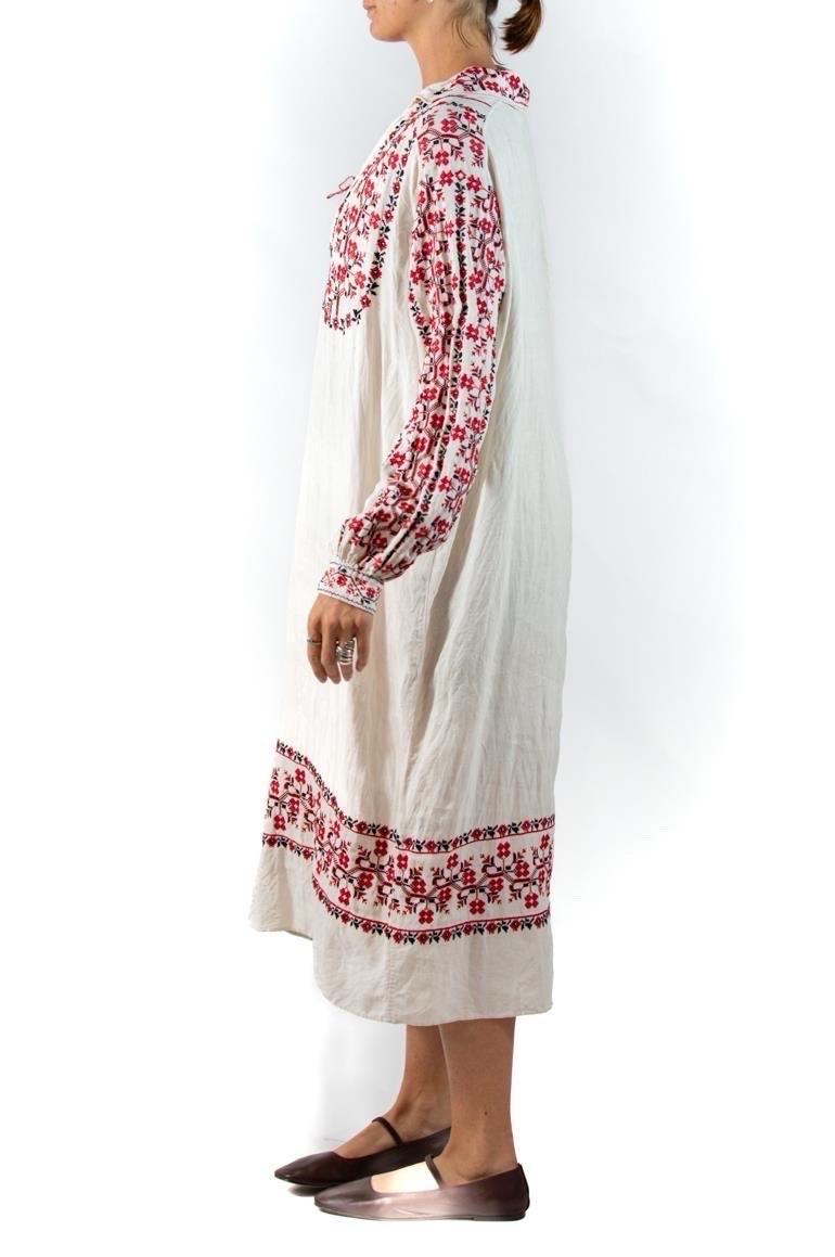 1900S Off White Floral Linen Dress In Excellent Condition For Sale In New York, NY