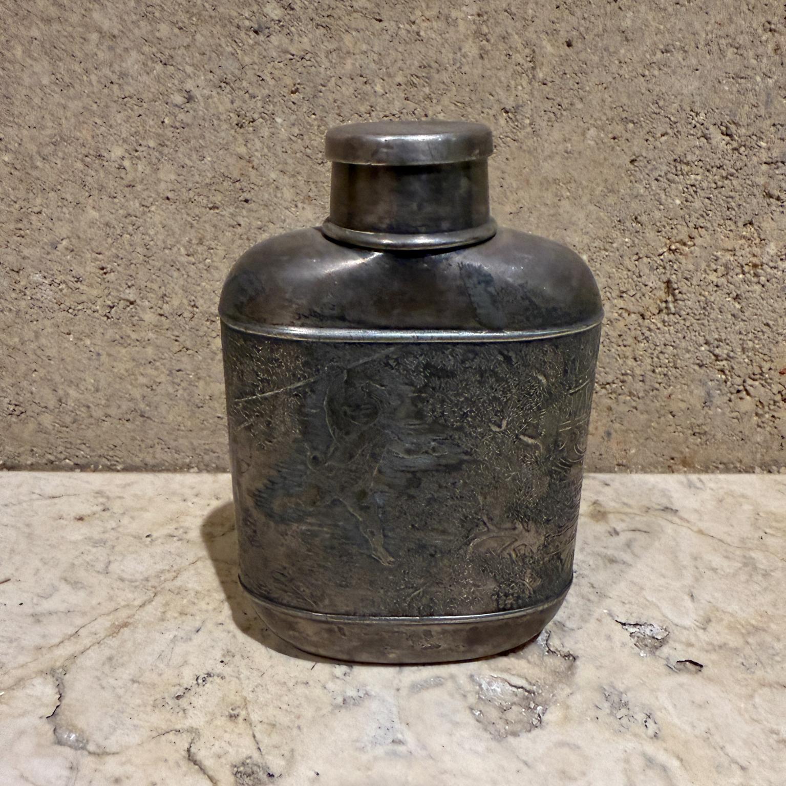 Fiaschetta e tazza d'argento per liquori in stile inglese antico 
castello di caccia in rilievo figurato
5,5 altezza x 3,75 l x 1,5 p Coppa 2,38 altezza x 1,5 diametro
Il CAP funge da tazza
Condizioni vintage usate.
Numerato in basso.
Esamina le